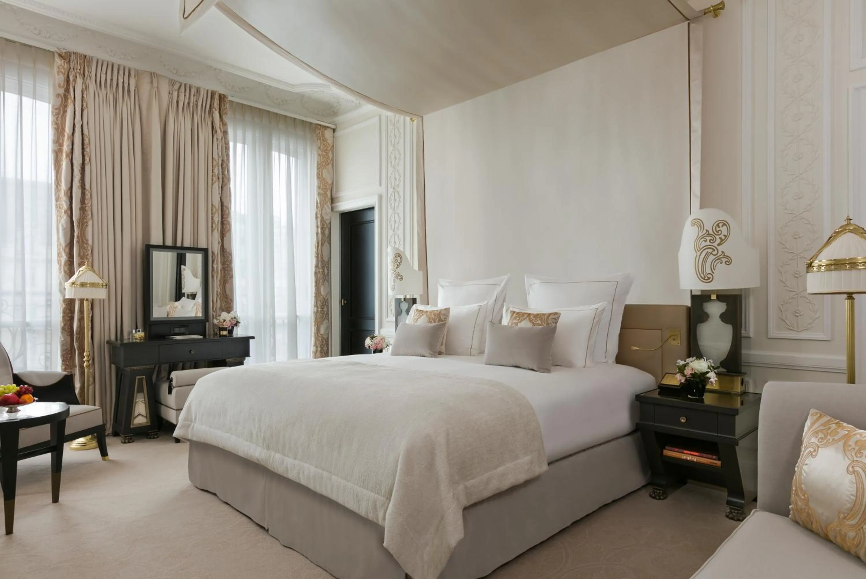 Bedroom, Bed in Hôtel Barrière Fouquet's Paris