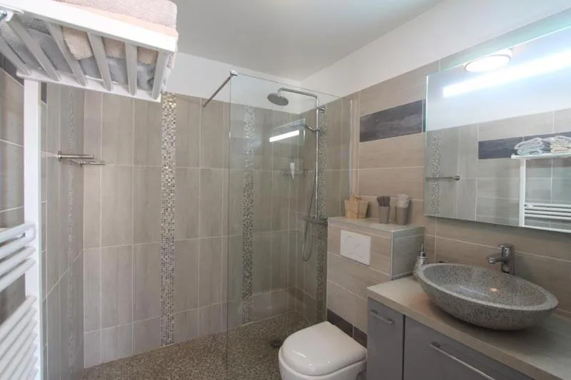 Shower in Villa Tricoli B&B avec Piscine