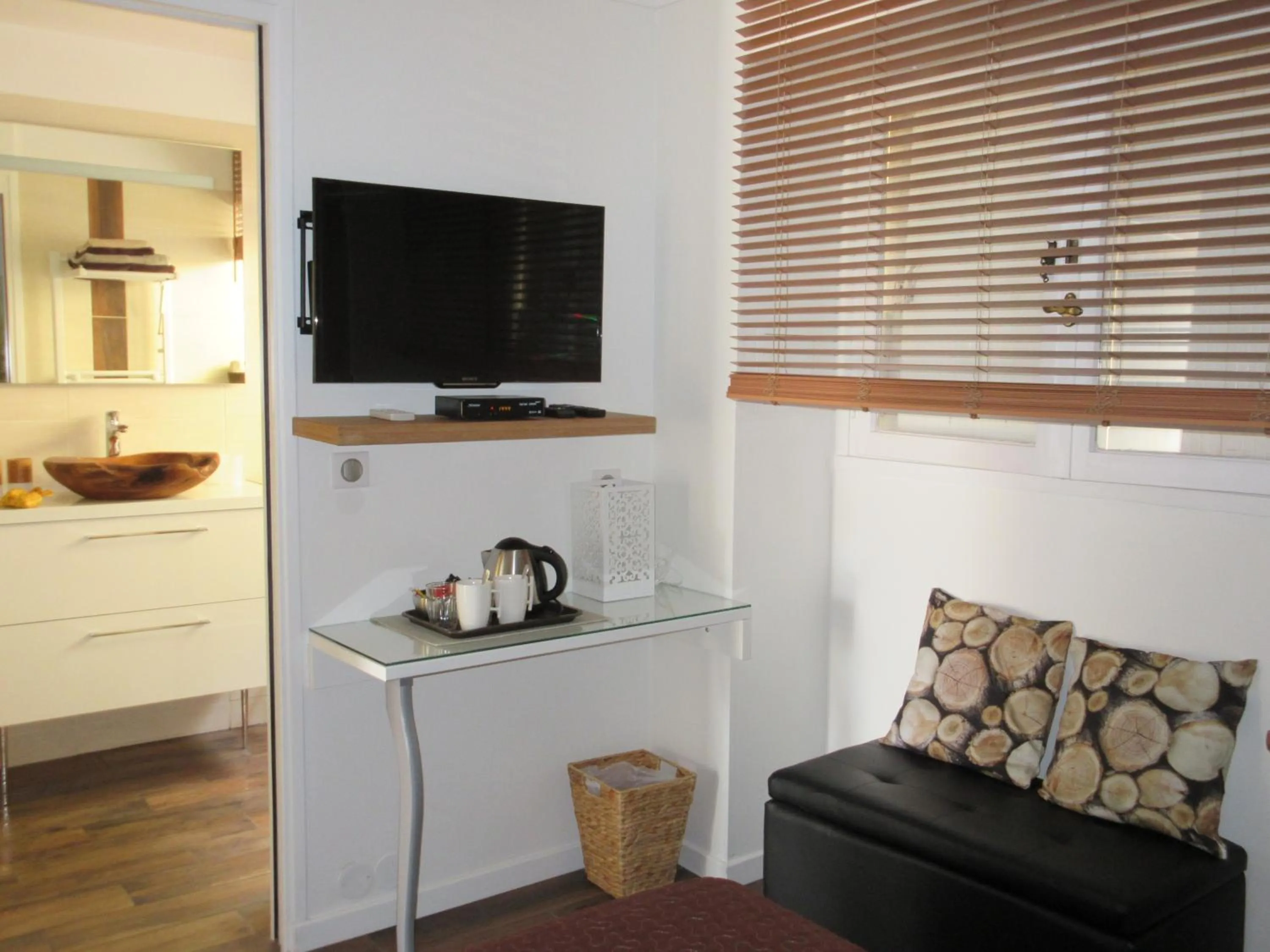 TV and multimedia in Villa Tricoli B&B avec Piscine