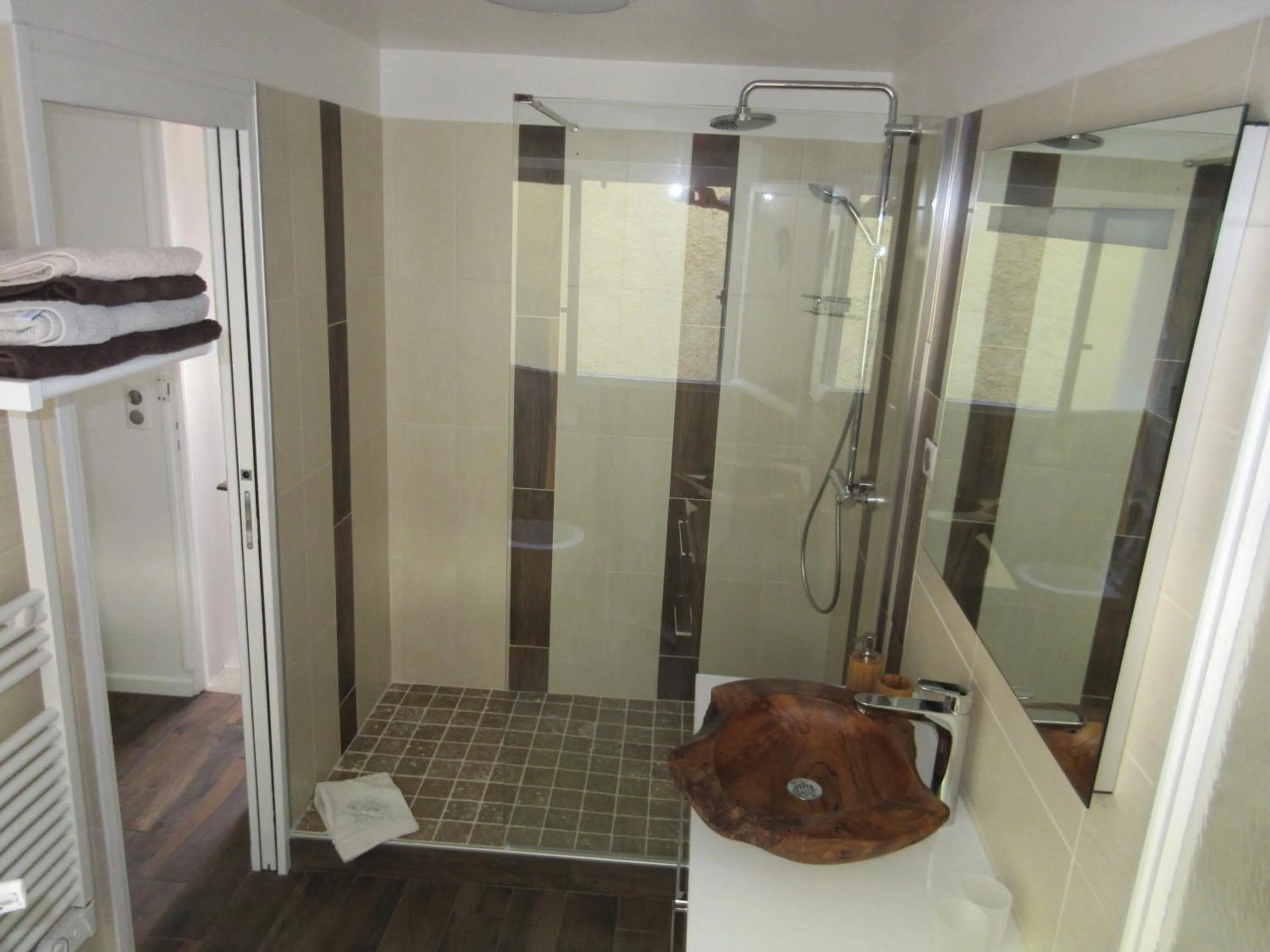 Shower in Villa Tricoli B&B avec Piscine