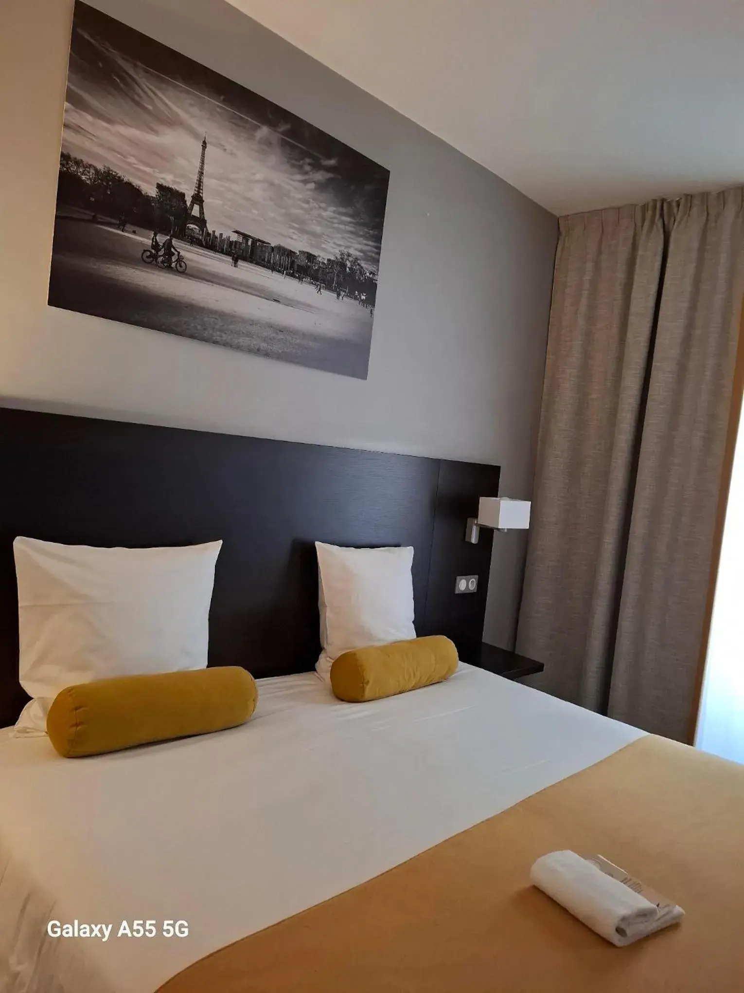 Photo of the whole room, Bed in Hôtel des Ecrivains Photo of the whole room, Bed in Hôtel des Ecrivains