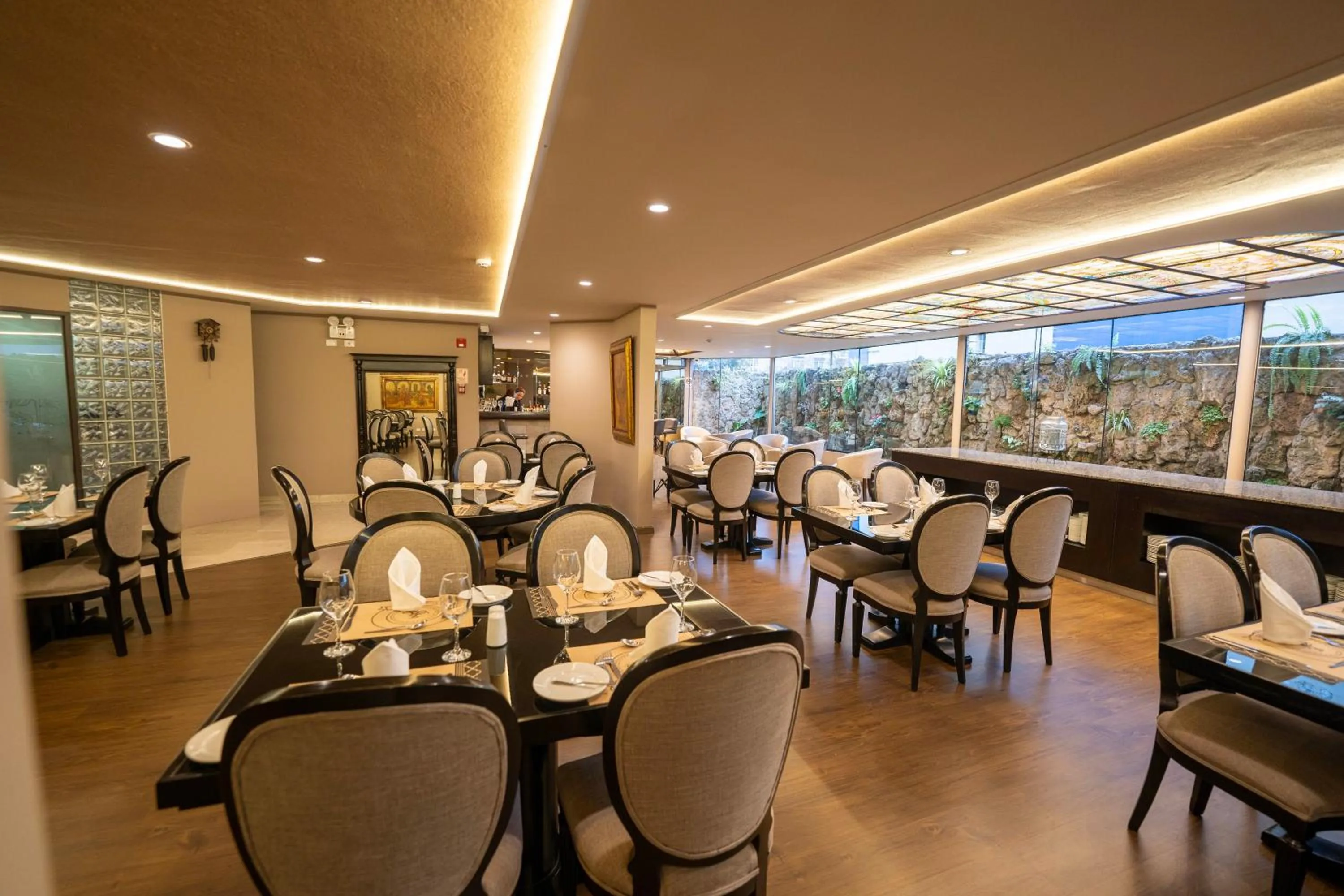 Restaurant/places to eat in Jose Antonio Executive