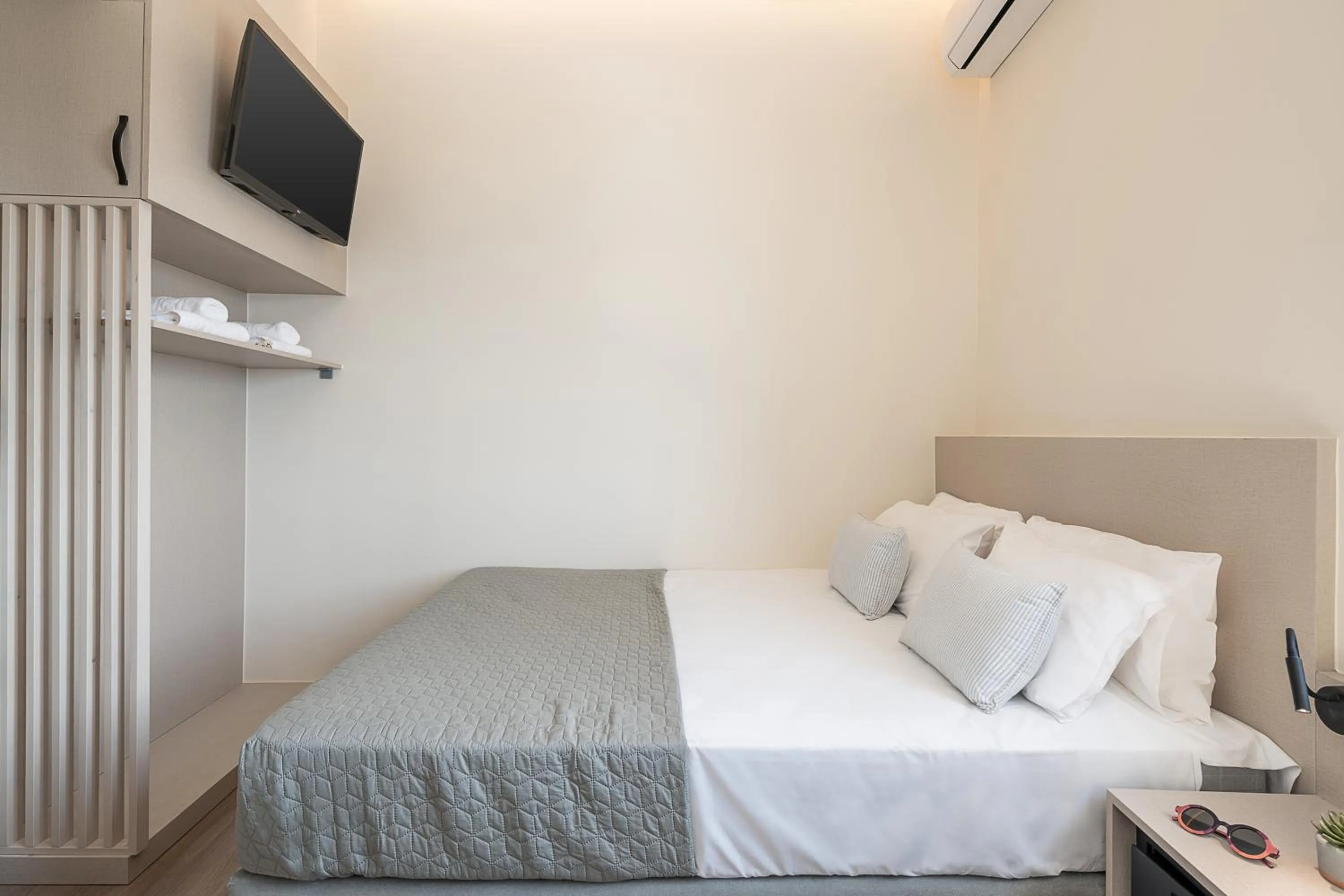 Bed in Amphitrite Hotel