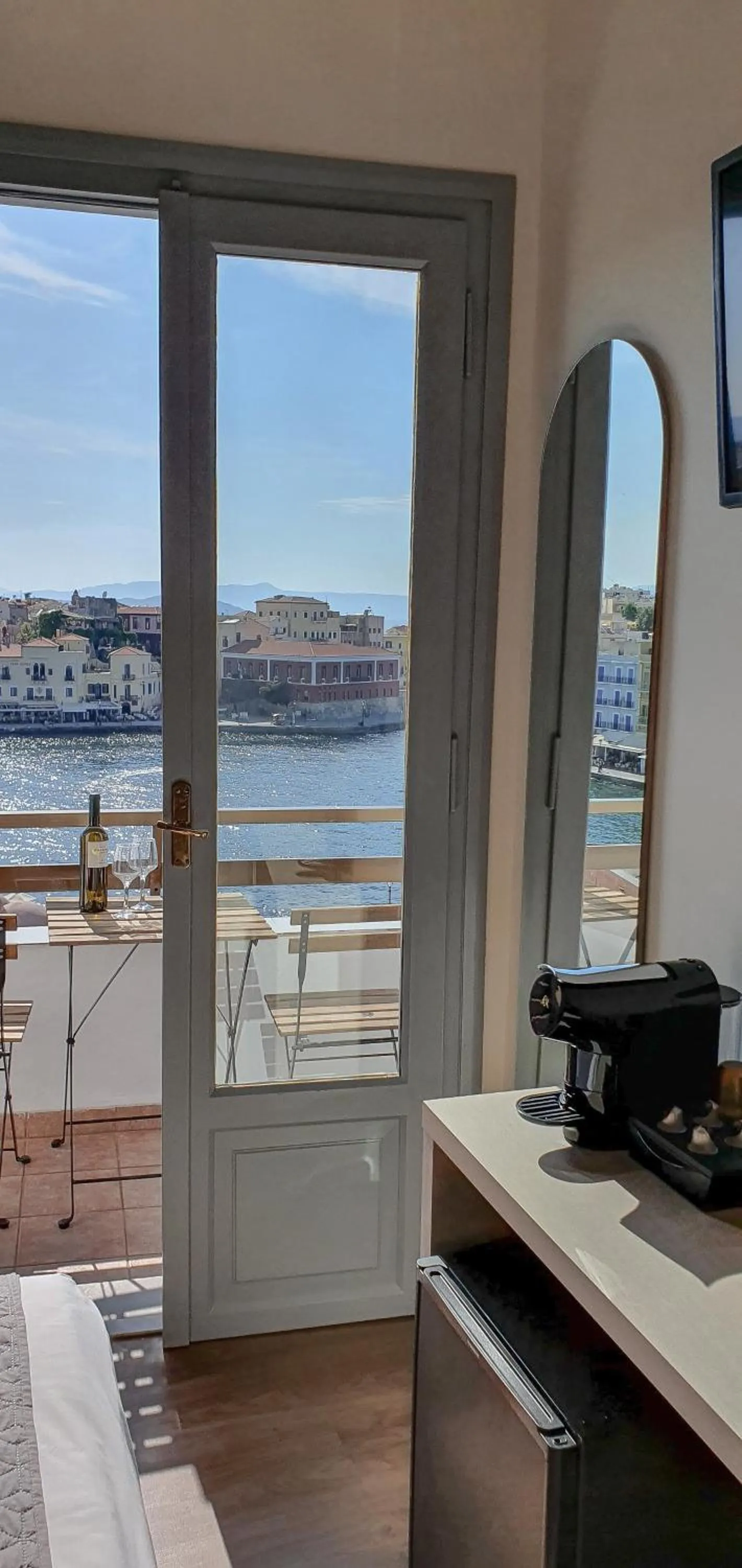 Coffee/tea facilities in Amphitrite Hotel