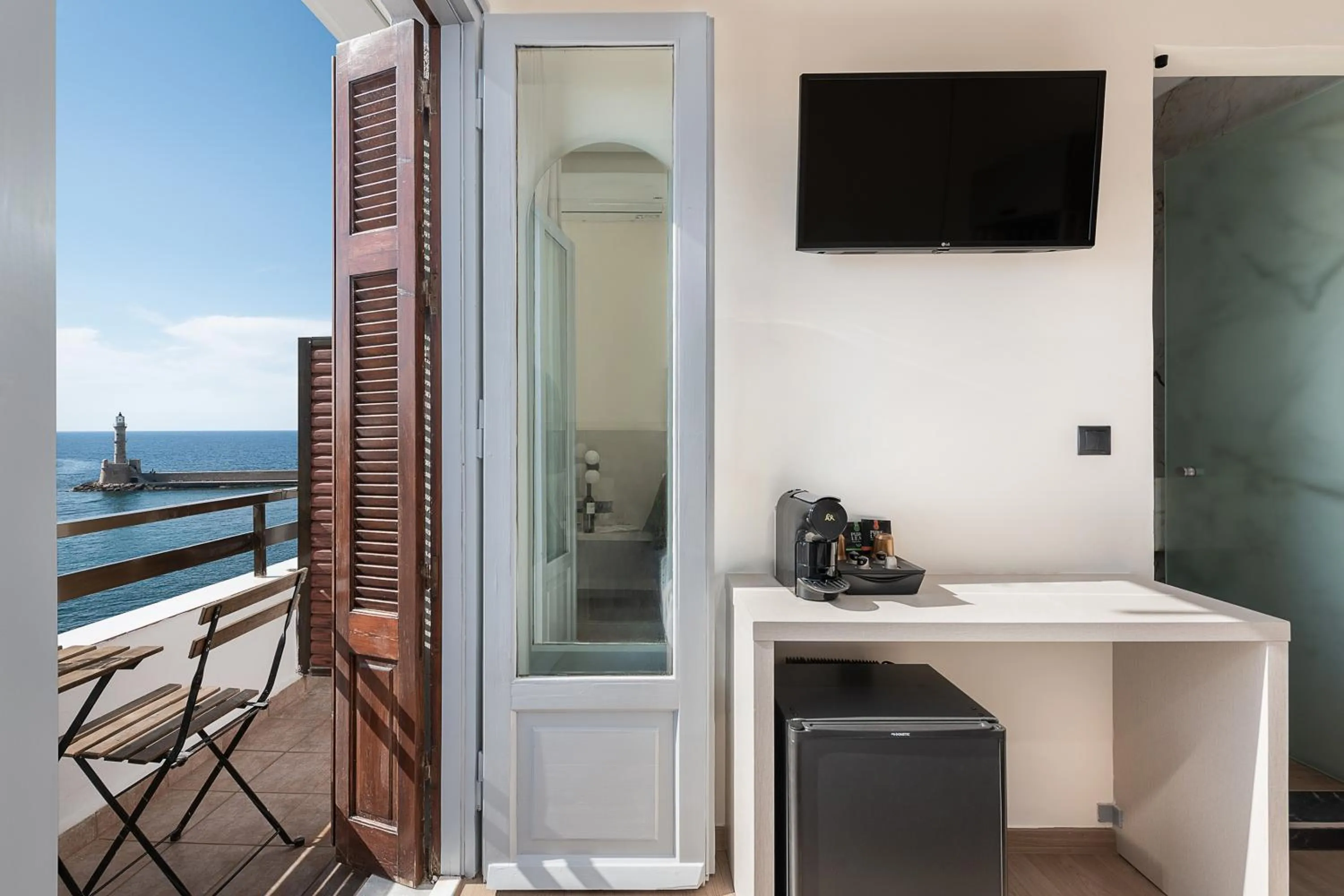 TV and multimedia in Amphitrite Hotel