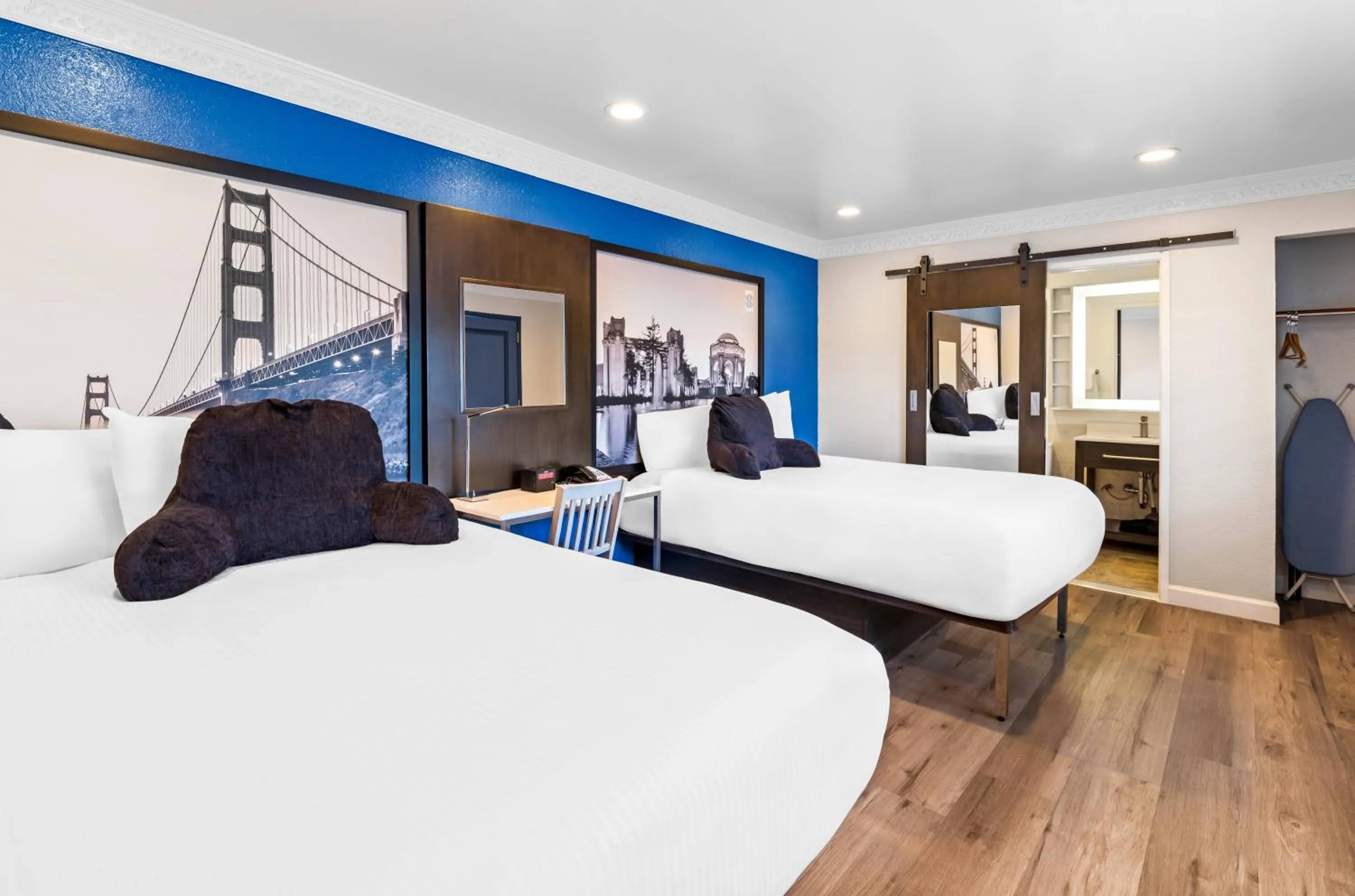 Photo of the whole room, Bed in Signature Inn San Francisco Marina District