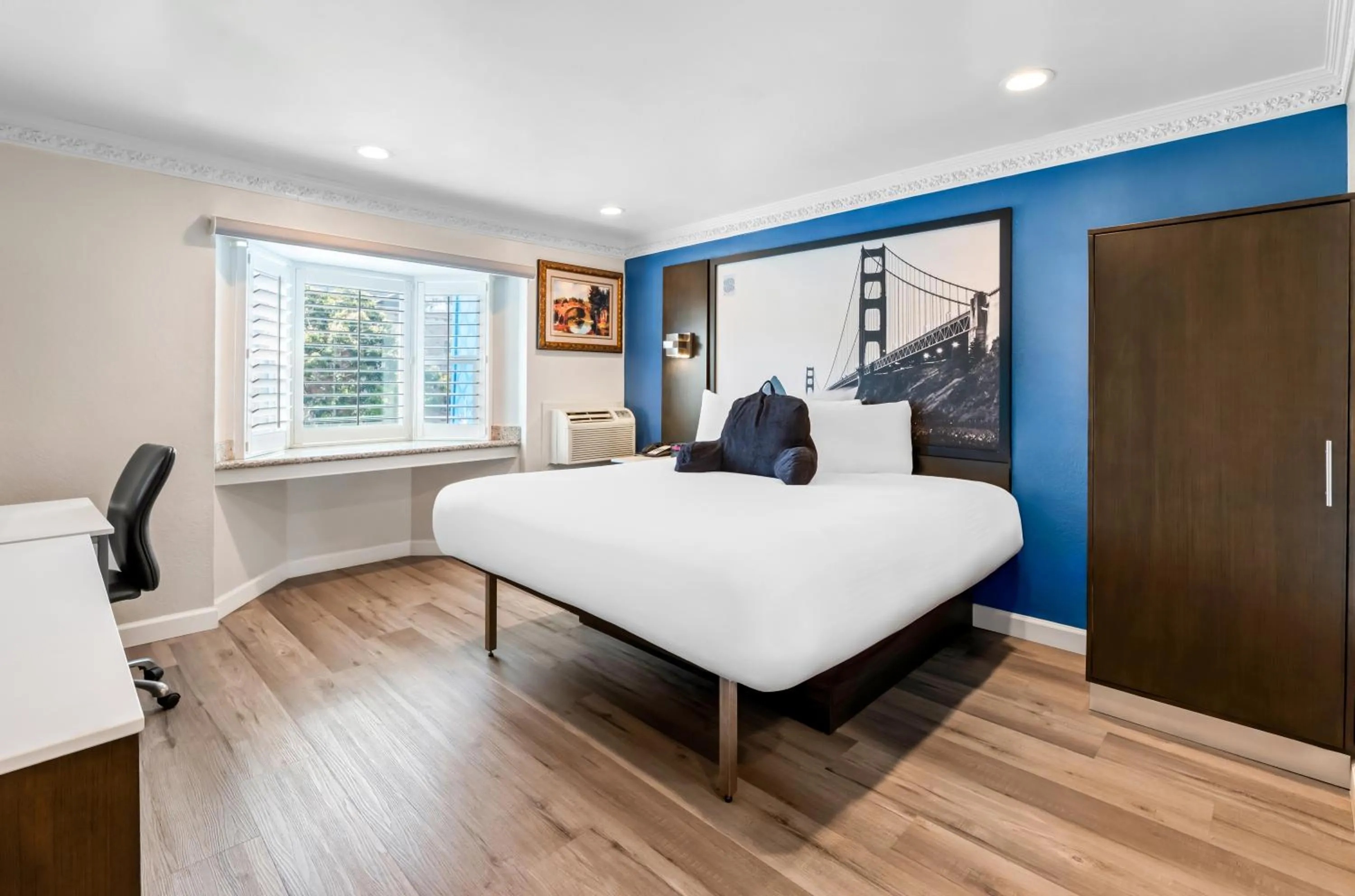 Bed in Signature Inn San Francisco Marina District