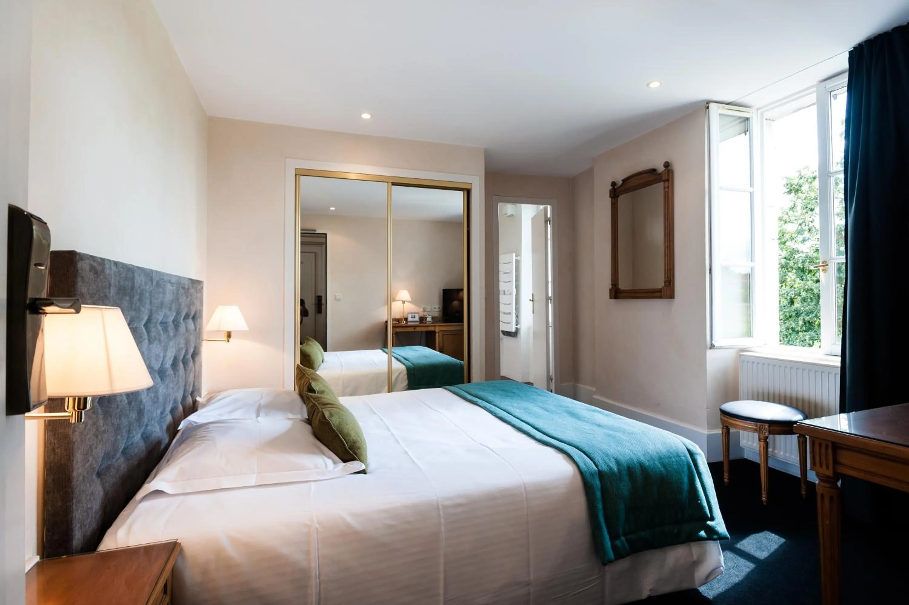 Photo of the whole room, Bed in Château de Saulon