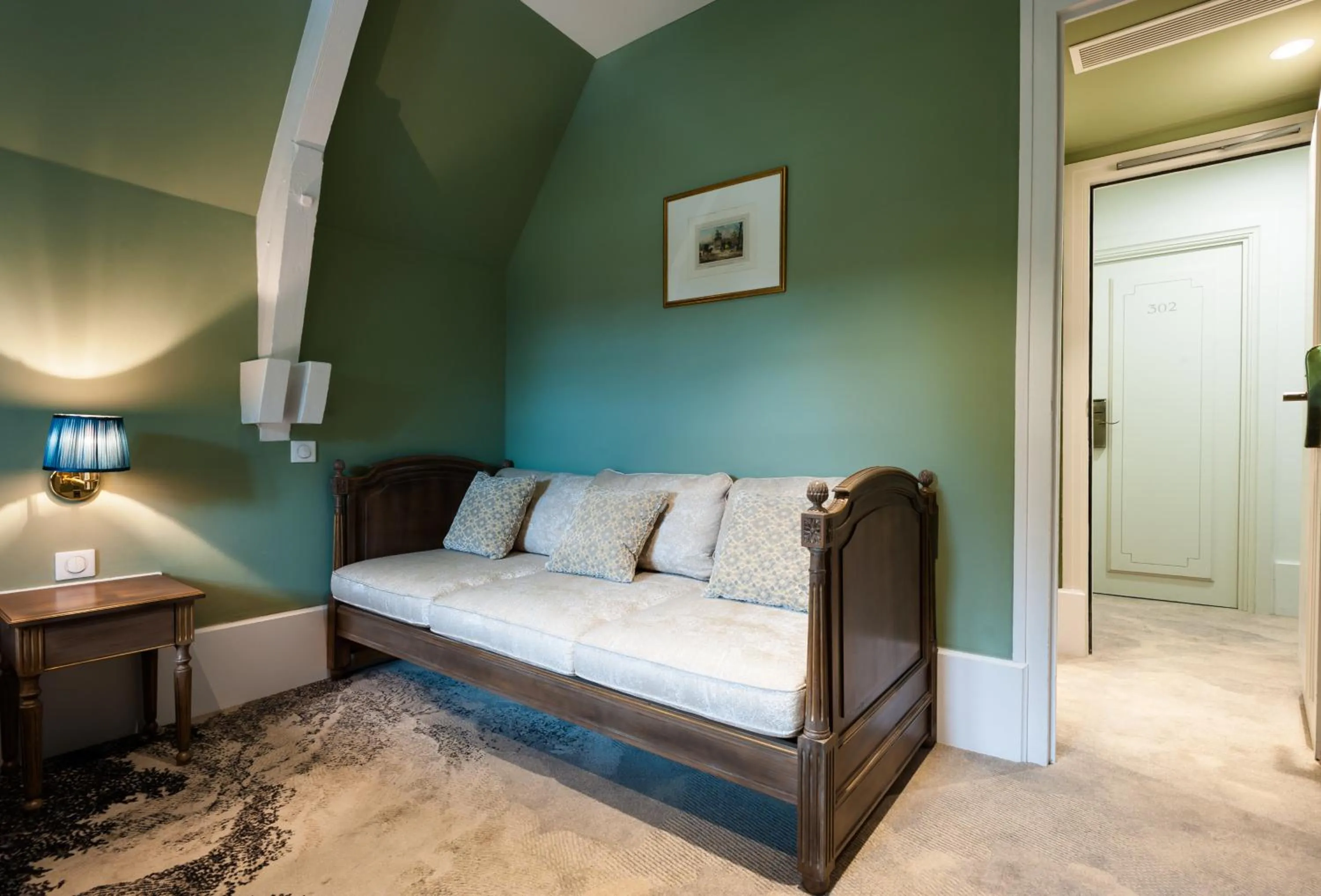 Living room, Bed in Château de Saulon