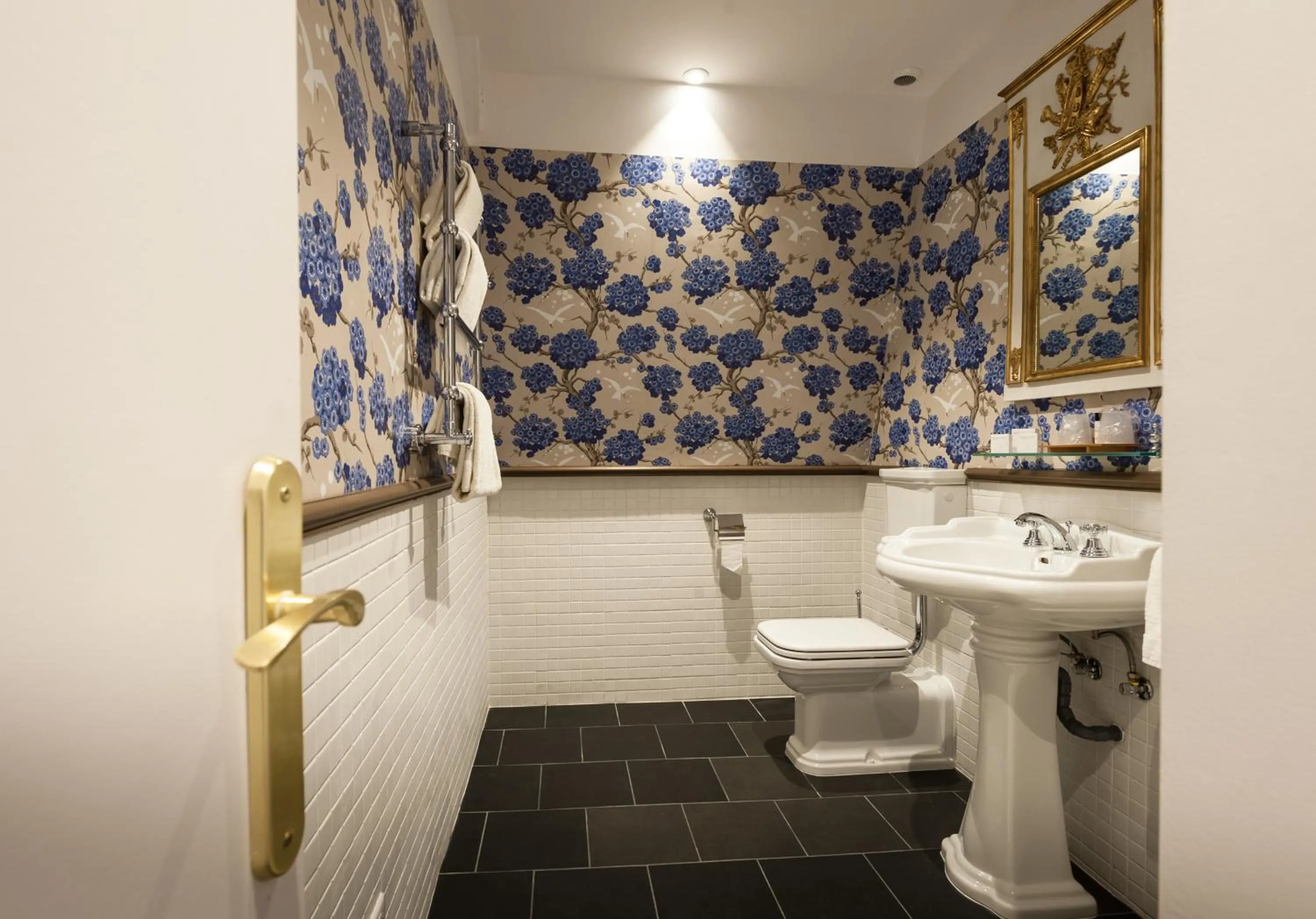 Toilet in Château de Saulon