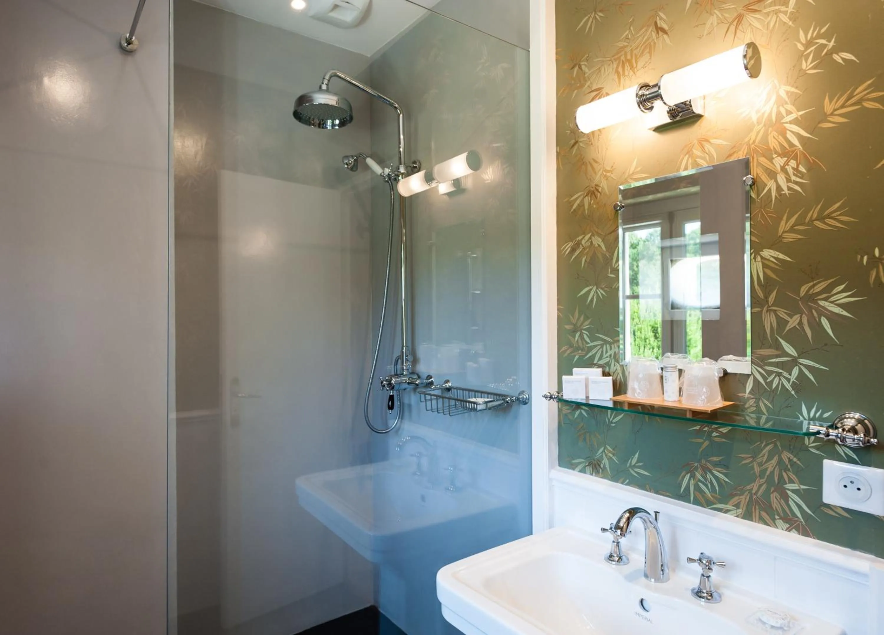 Shower in Château de Saulon