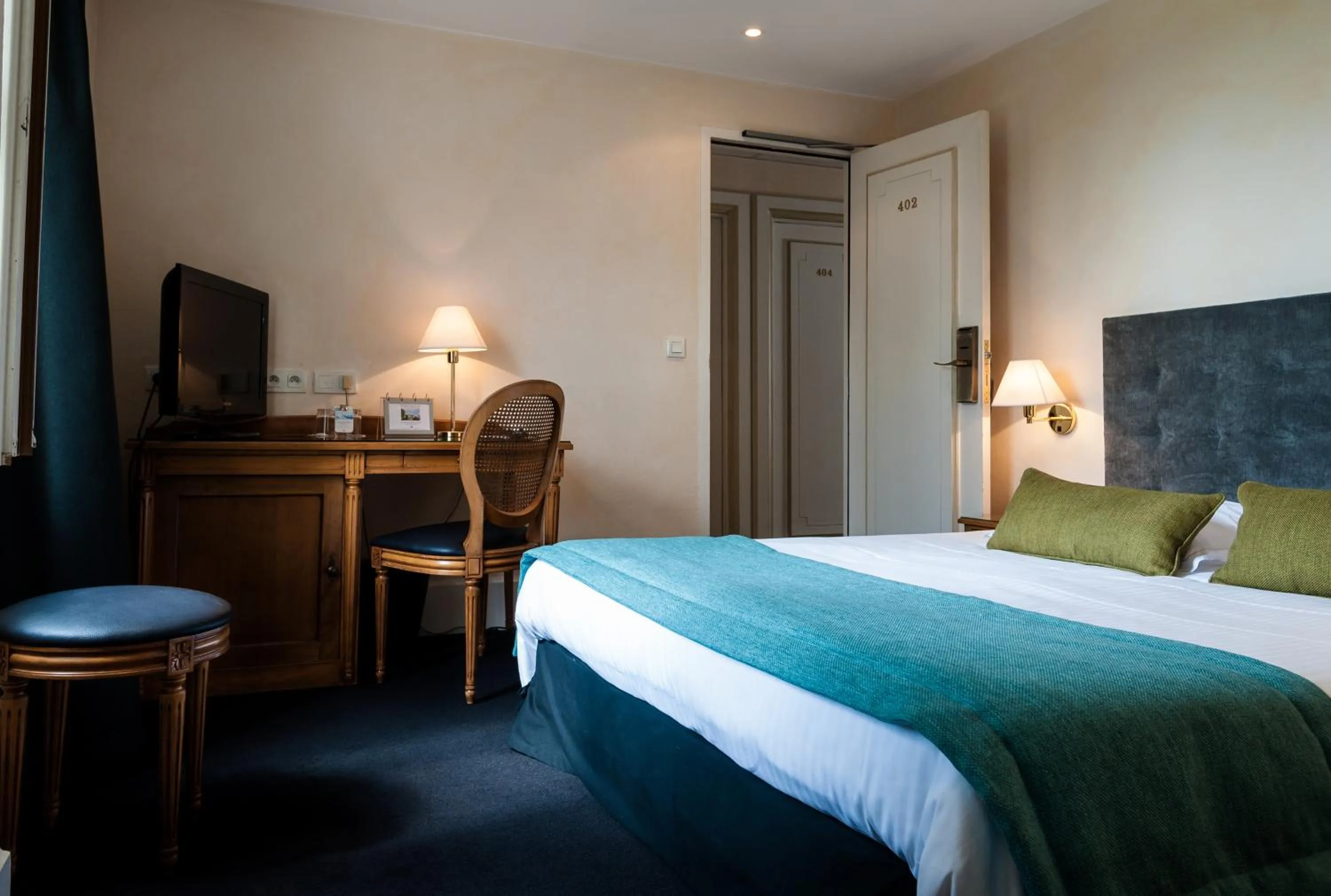 Photo of the whole room, Bed in Château de Saulon