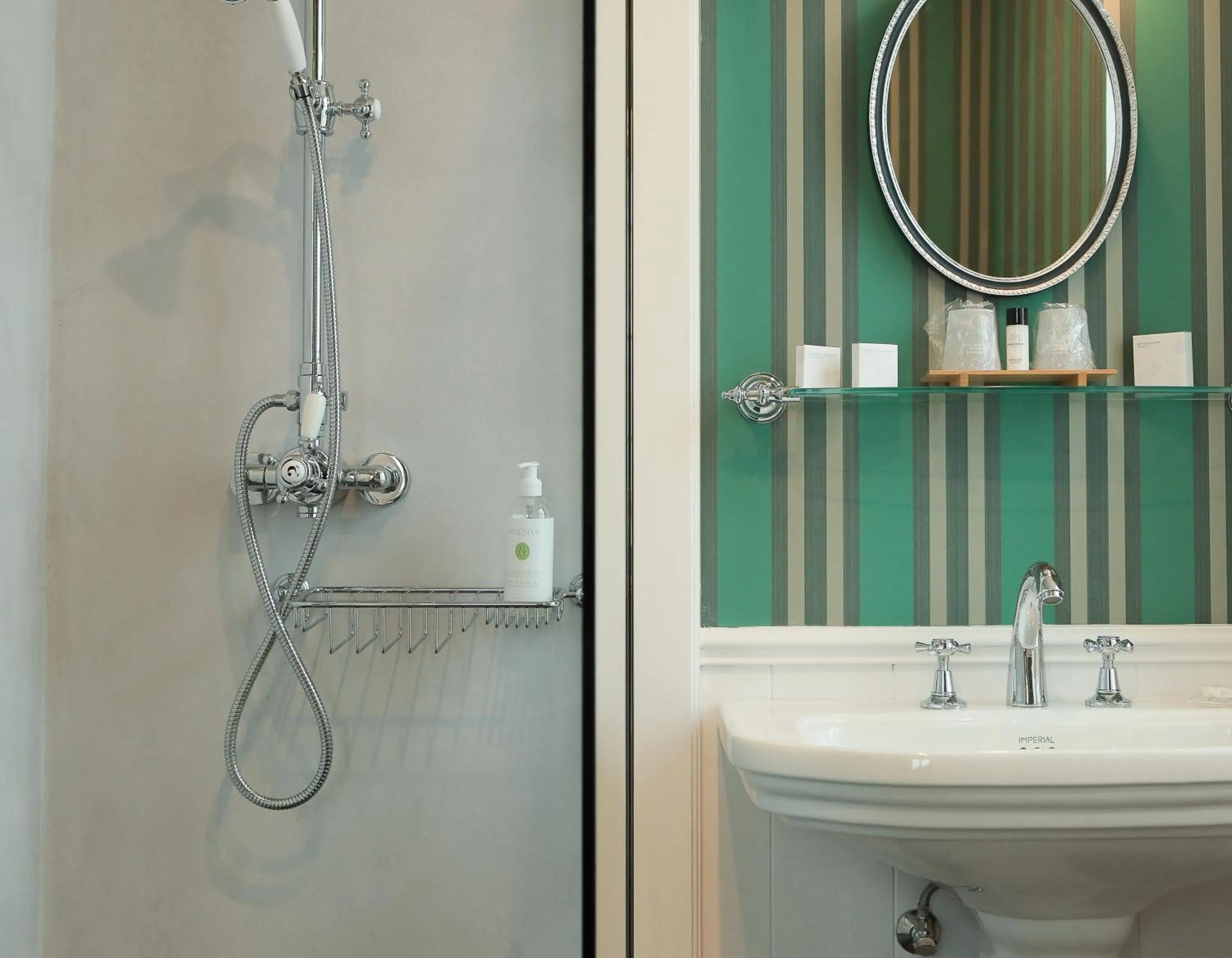 Shower in Château de Saulon