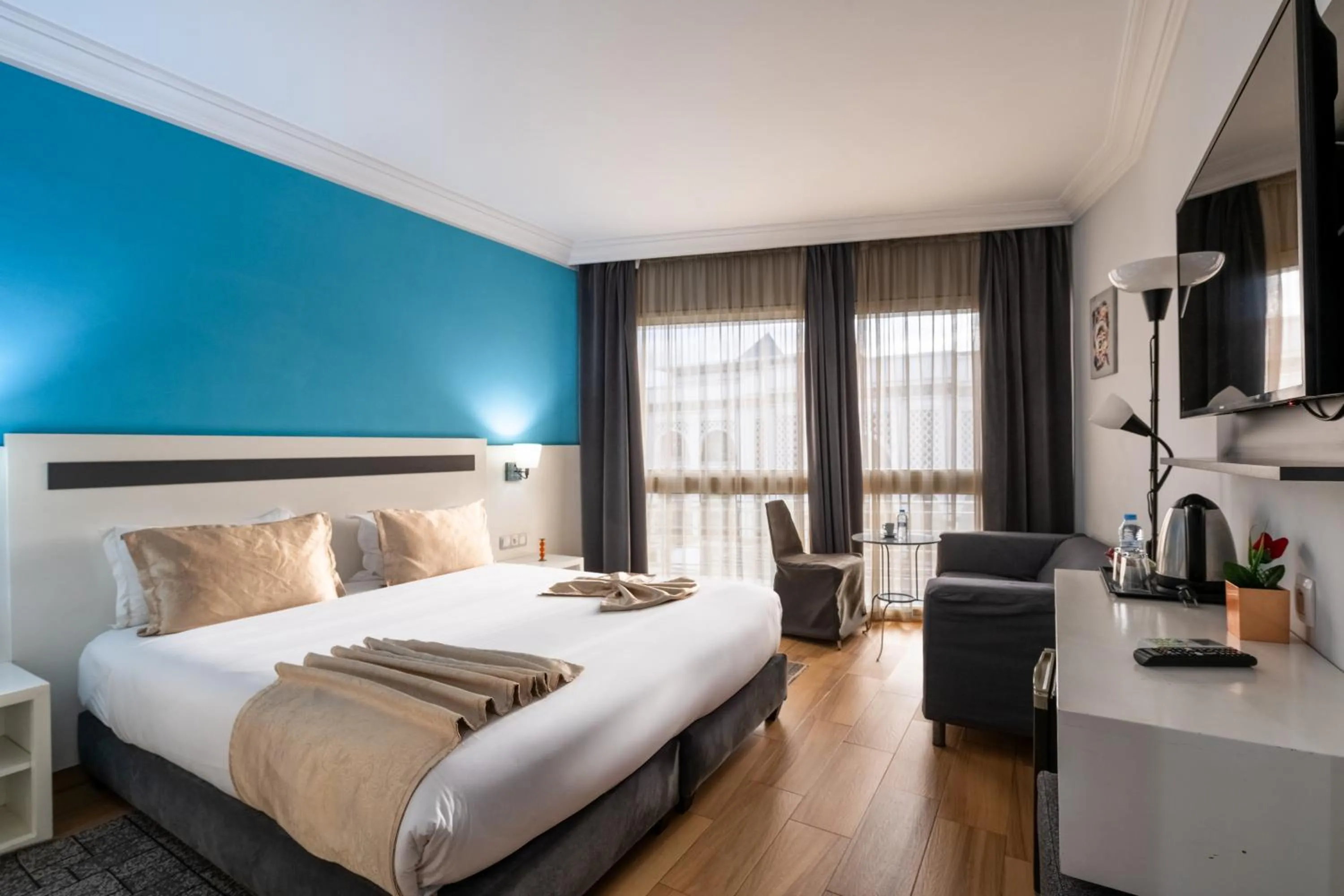 Communal lounge/ TV room, Bed in Hotel Le Musée