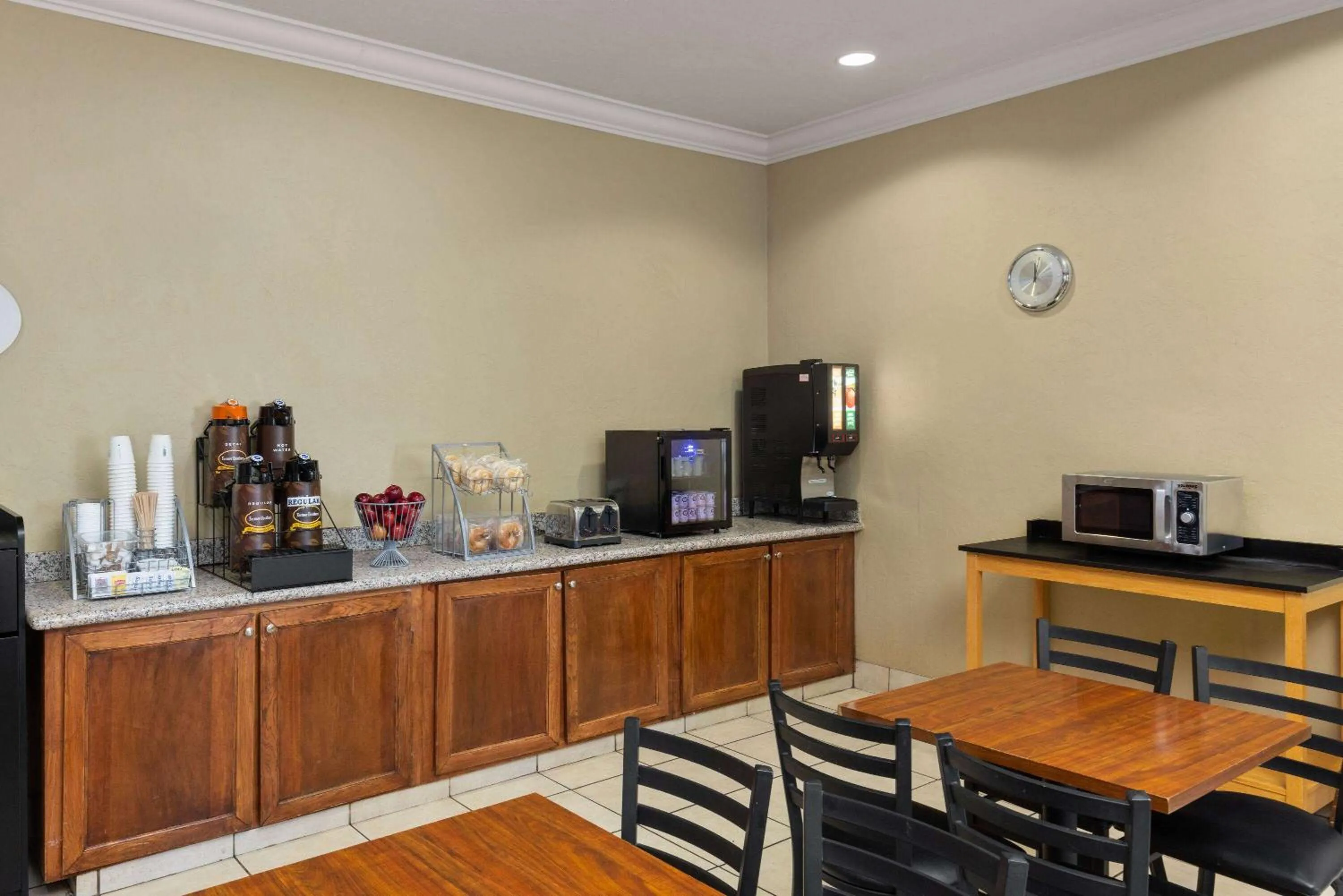 Breakfast in Super 8 by Wyndham Roseburg