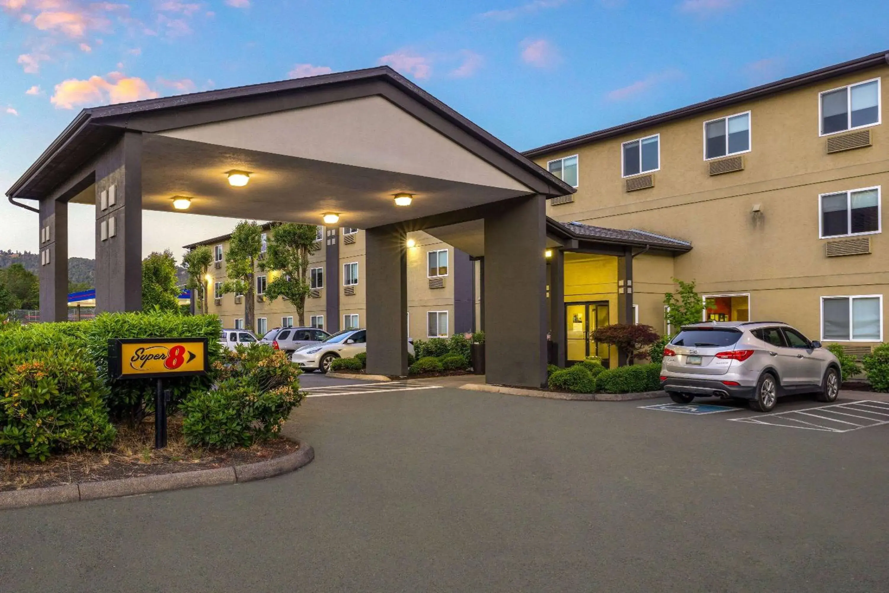 Property building in Super 8 by Wyndham Roseburg Property building in Super 8 by Wyndham Roseburg