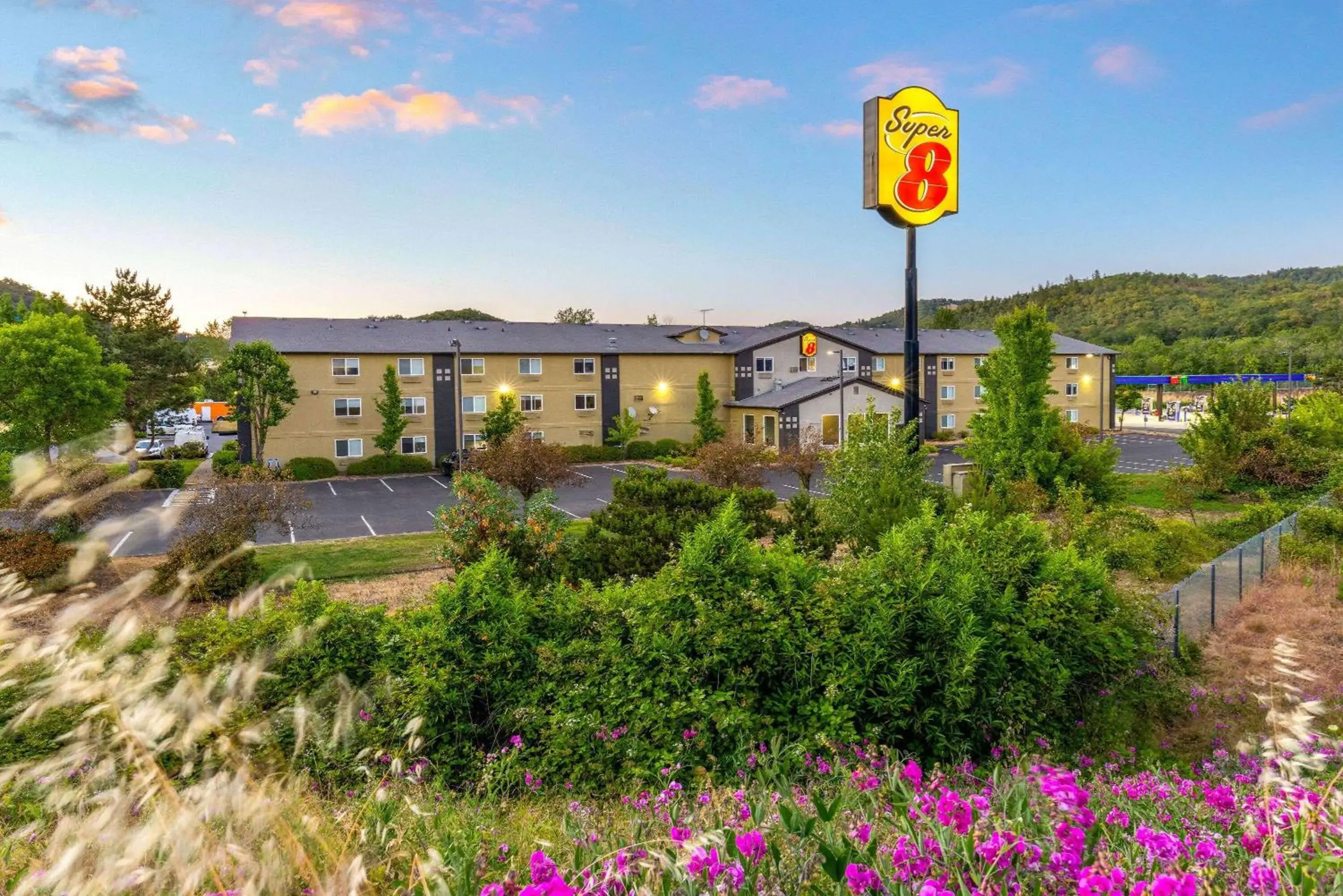 Property building in Super 8 by Wyndham Roseburg Property building in Super 8 by Wyndham Roseburg