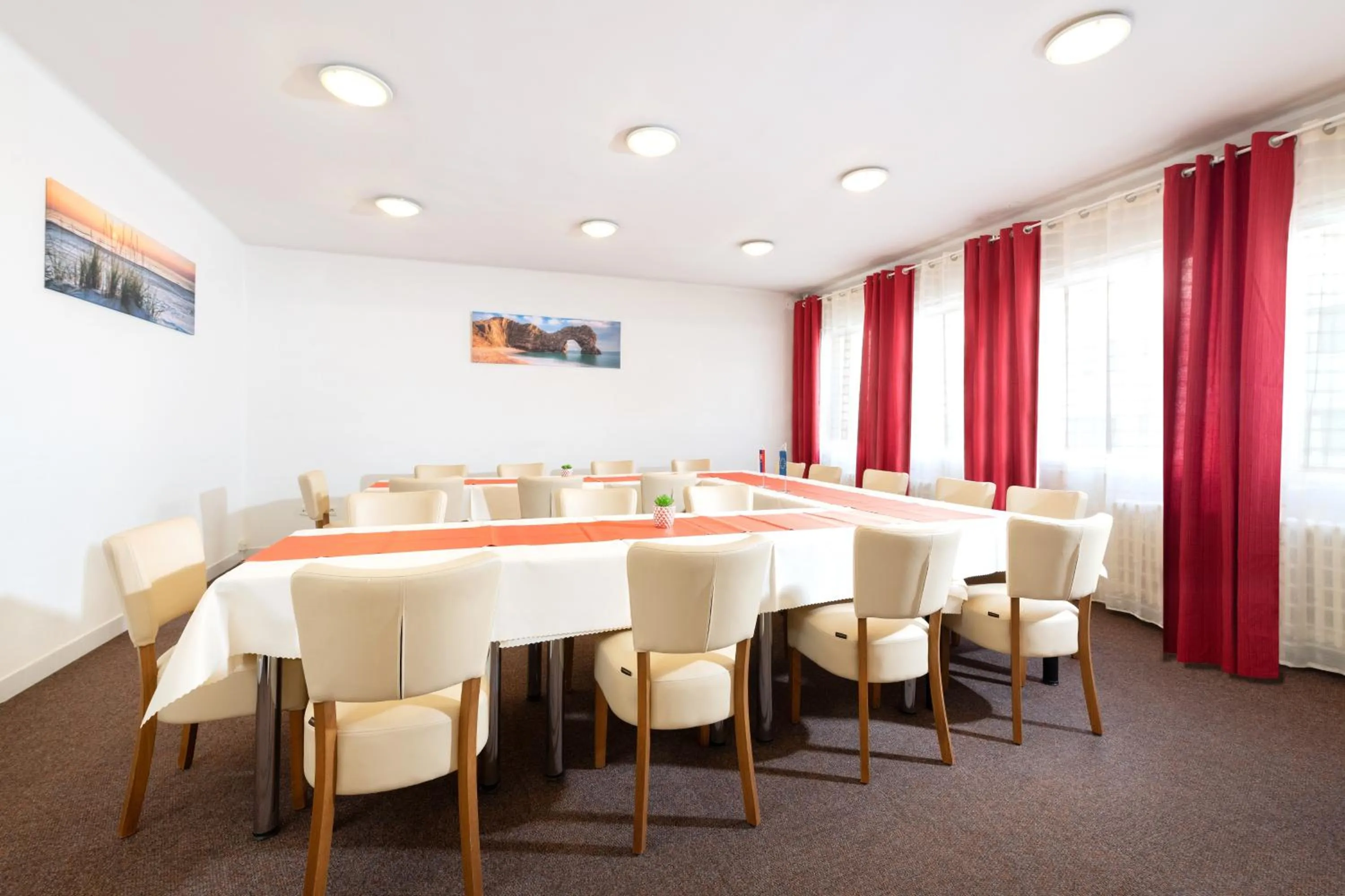 Business facilities in Hotel Plus