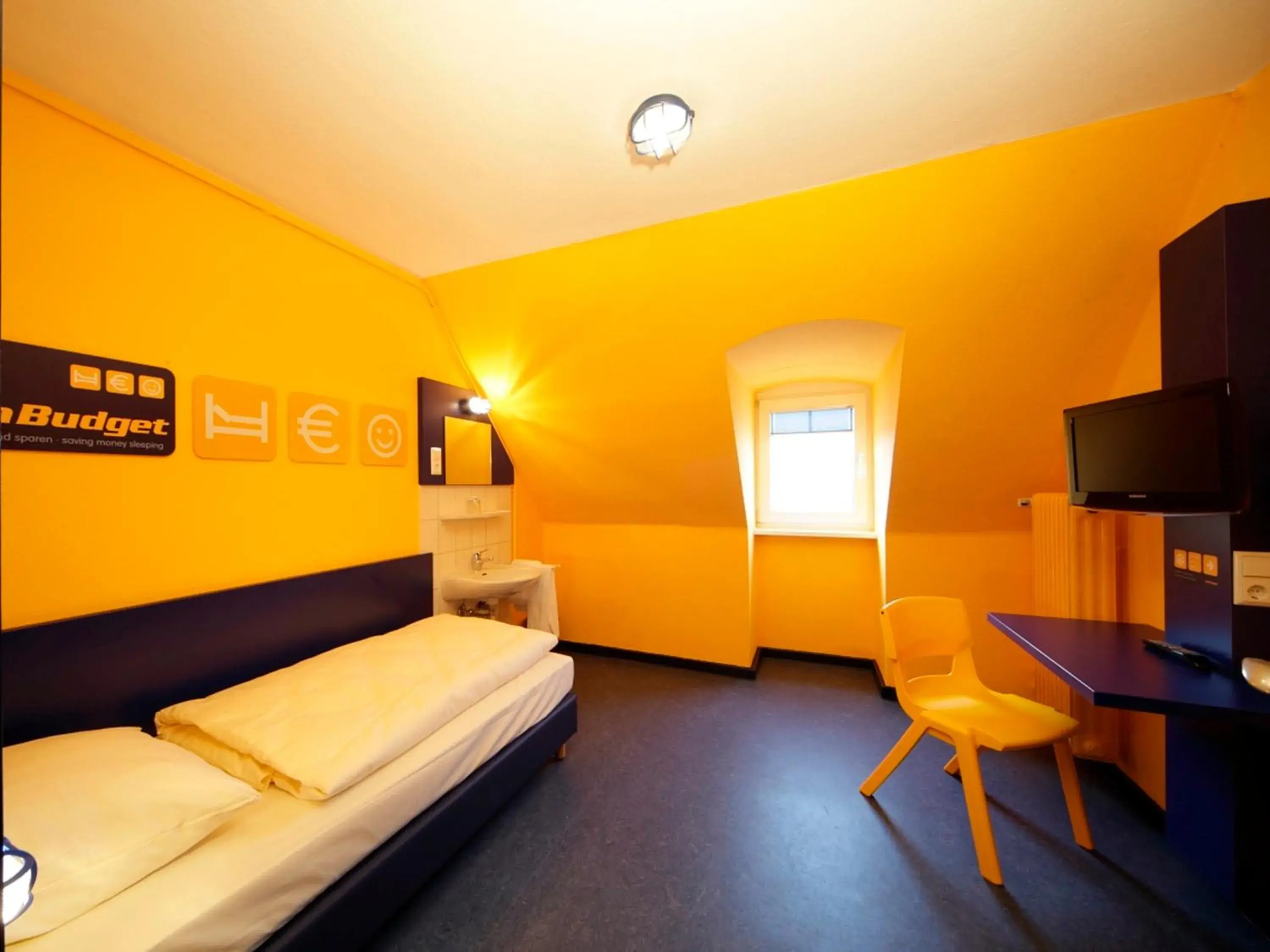 Single Room with Shared Bathroom in Bed'nBudget Expo-Hostel Rooms Single Room with Shared Bathroom in Bed'nBudget Expo-Hostel Rooms