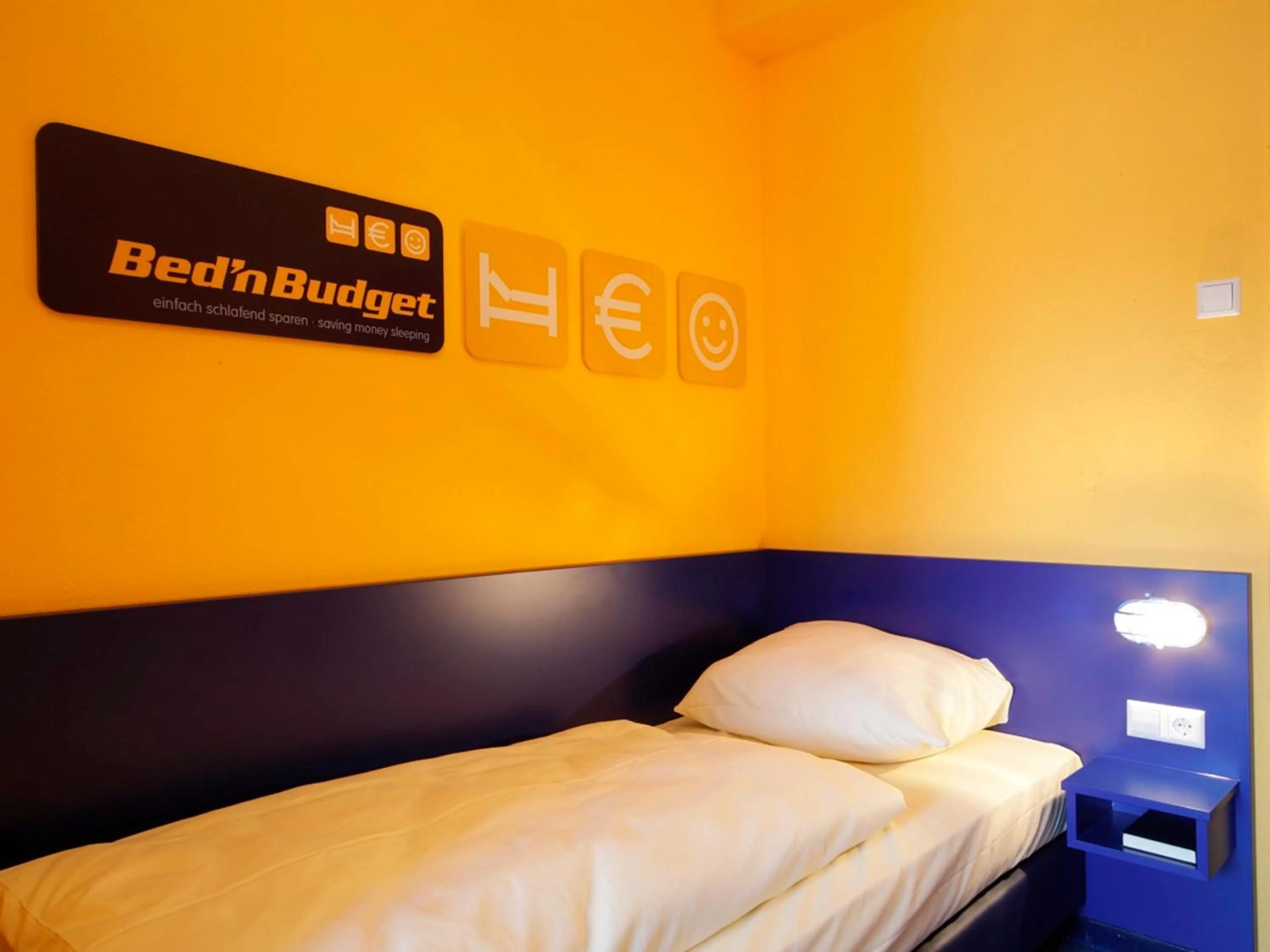 Bed in Bed'nBudget Expo-Hostel Rooms