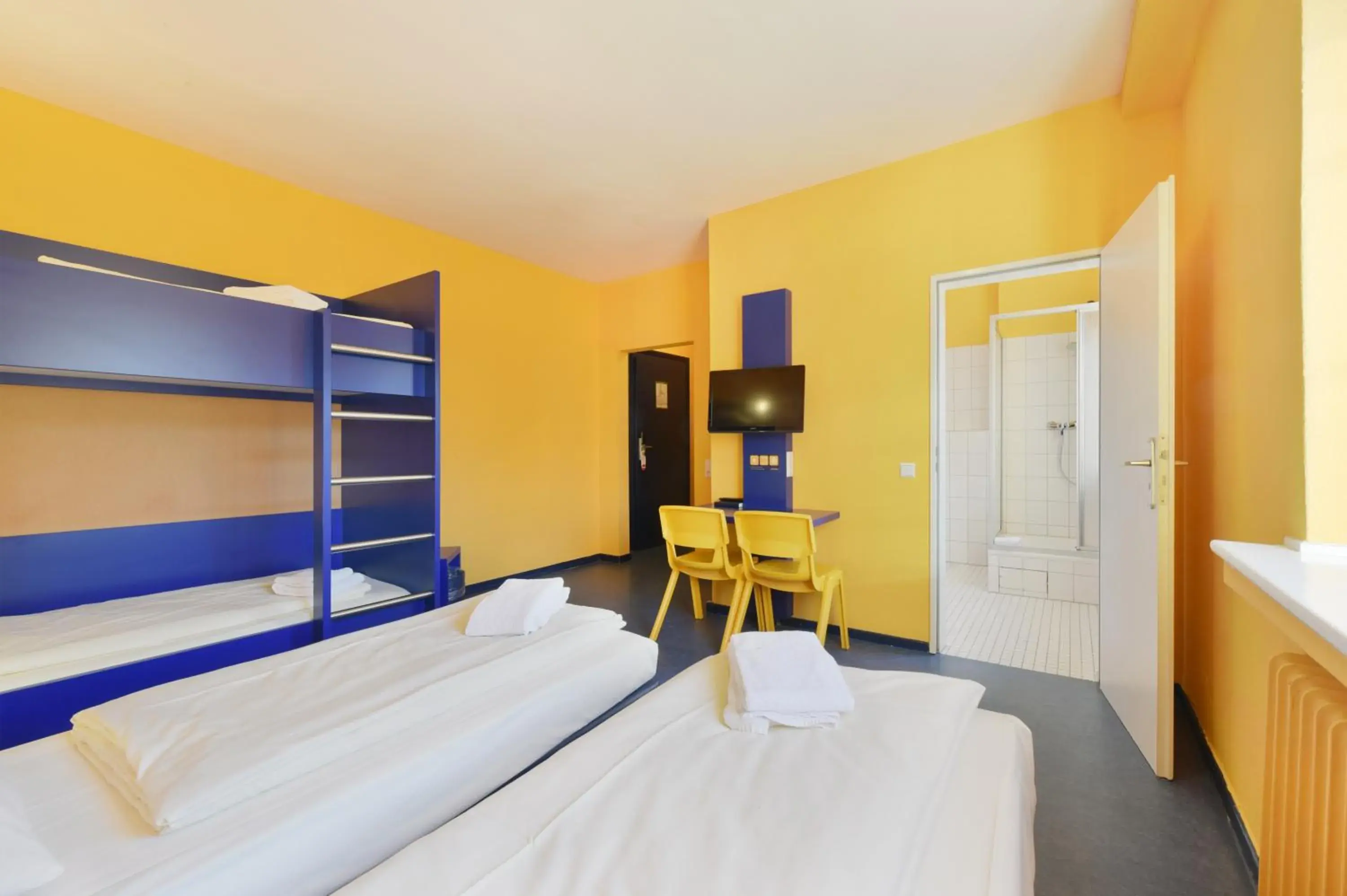 Family Room with Private Bathroom in Bed'nBudget Expo-Hostel Rooms Family Room with Private Bathroom in Bed'nBudget Expo-Hostel Rooms