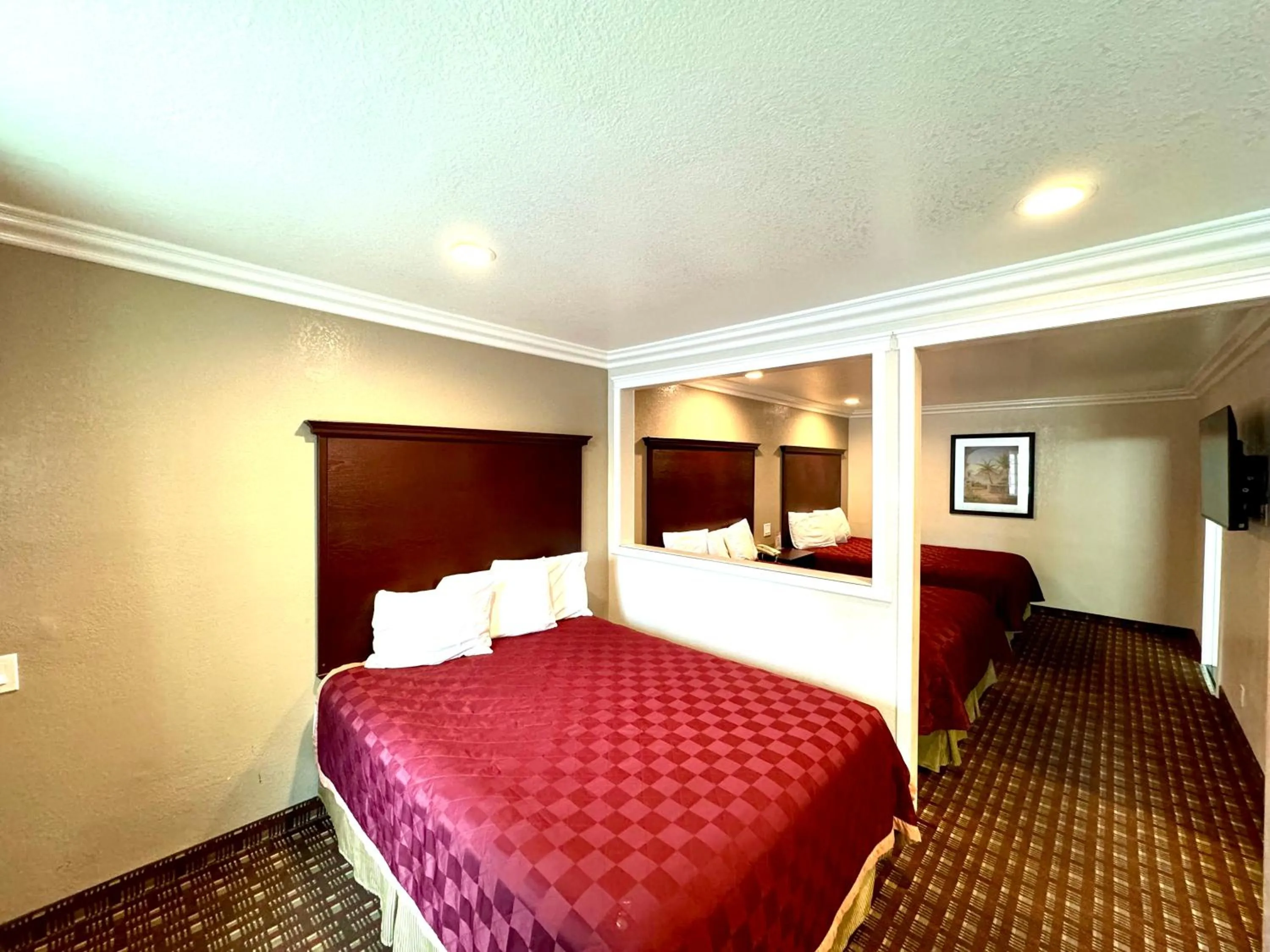 Photo of the whole room, Bed in Budget Inn Anaheim near Disneyland Drive