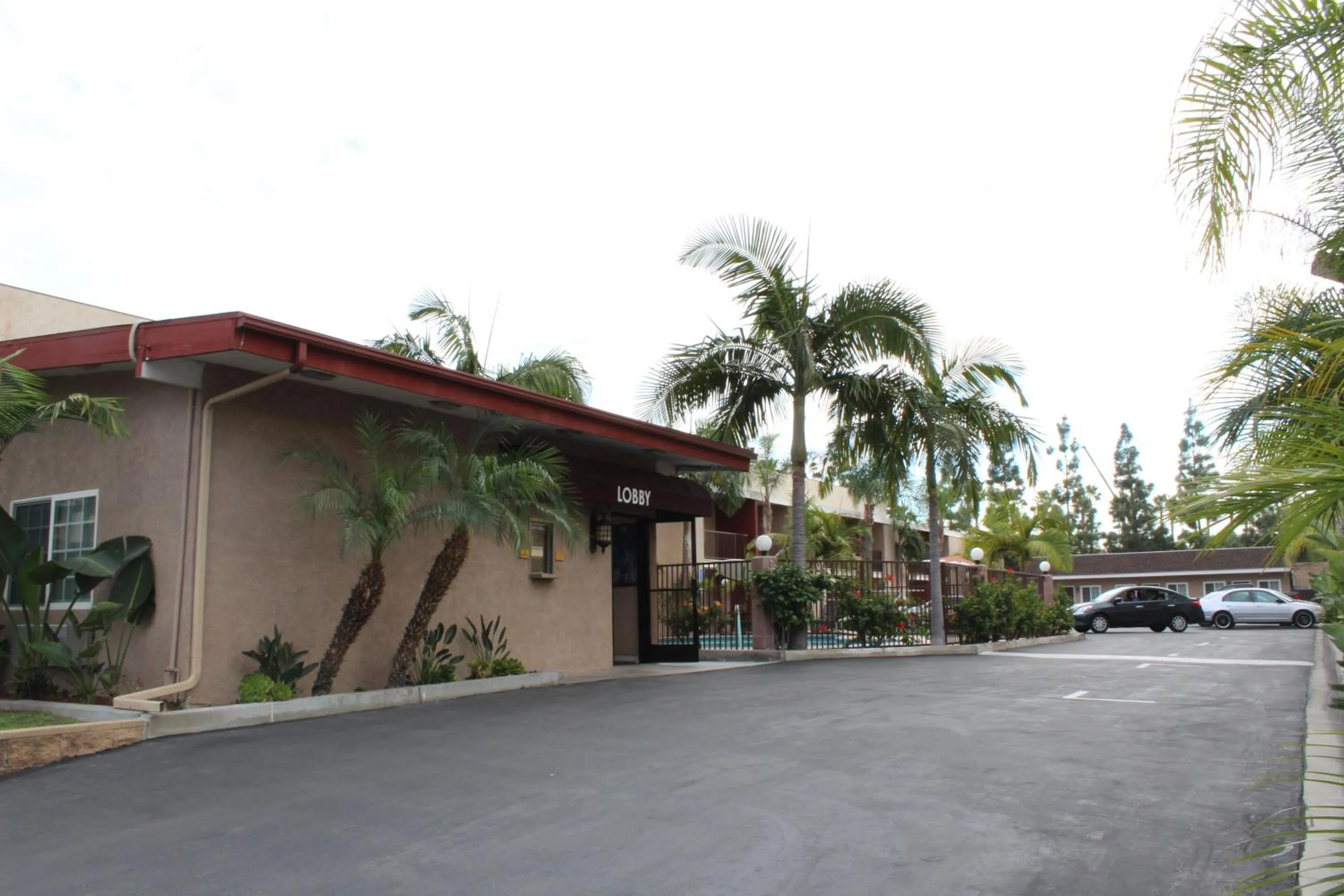 Property building in Budget Inn Anaheim near Disneyland Drive