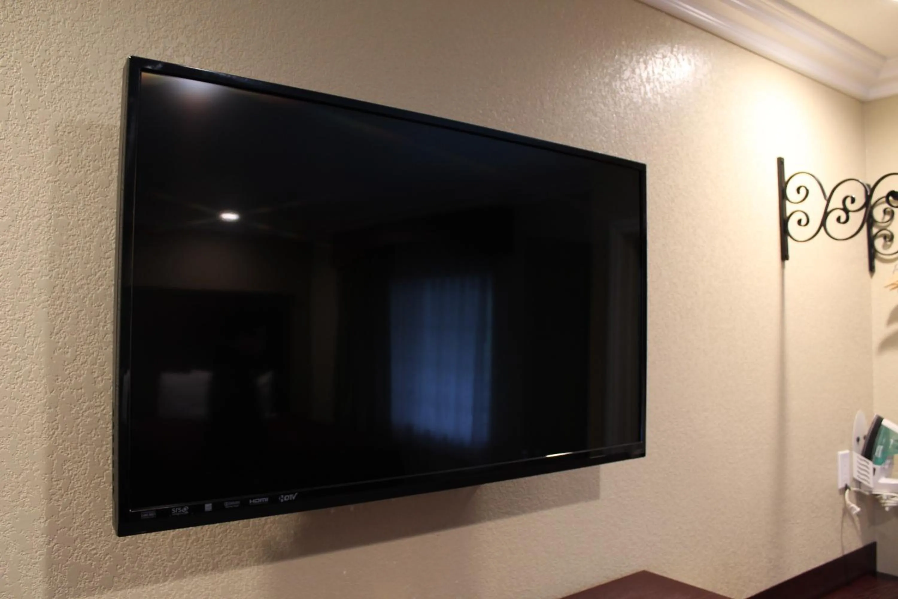 TV and multimedia in Budget Inn Anaheim near Disneyland Drive