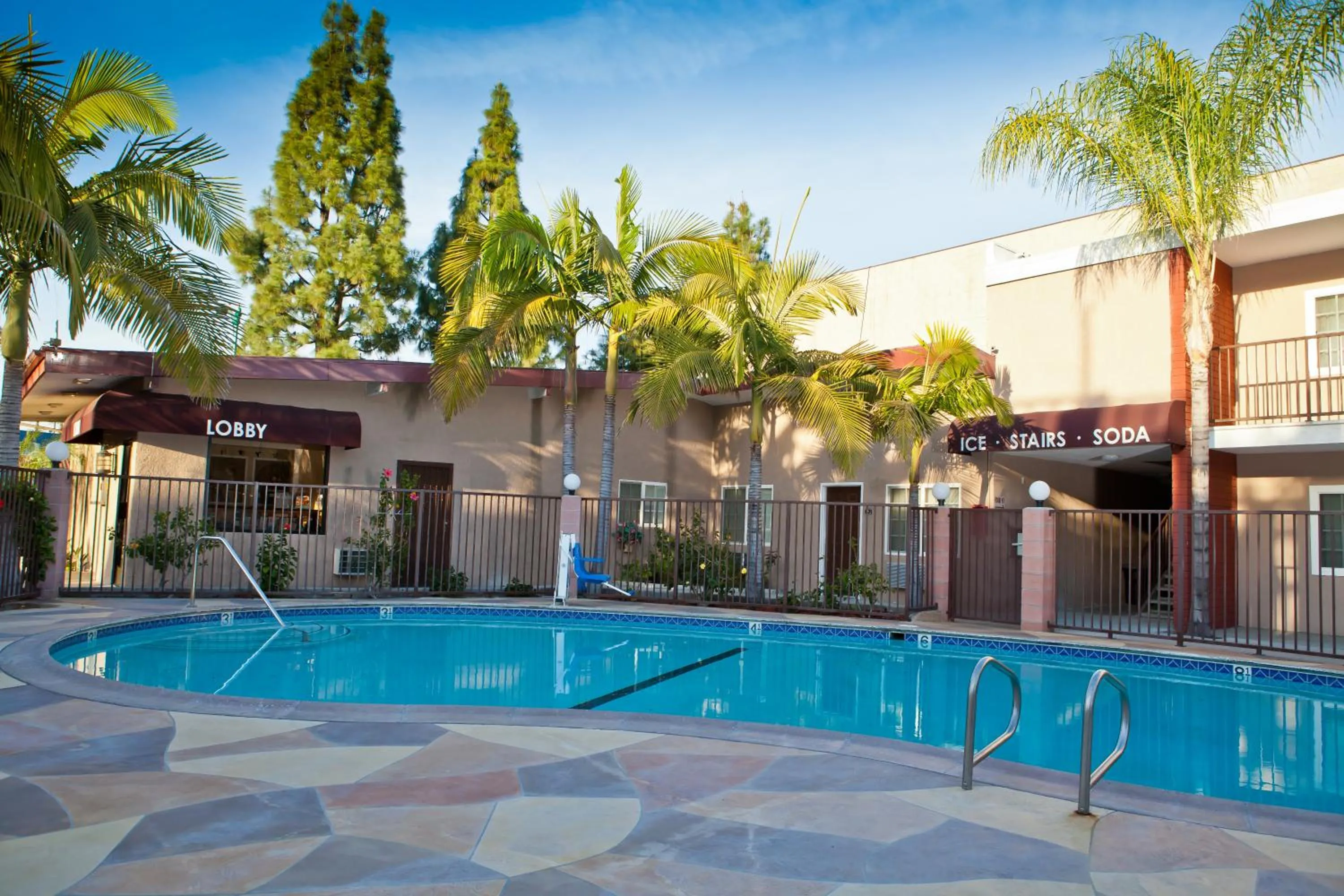 Swimming pool in Budget Inn Anaheim near Disneyland Drive