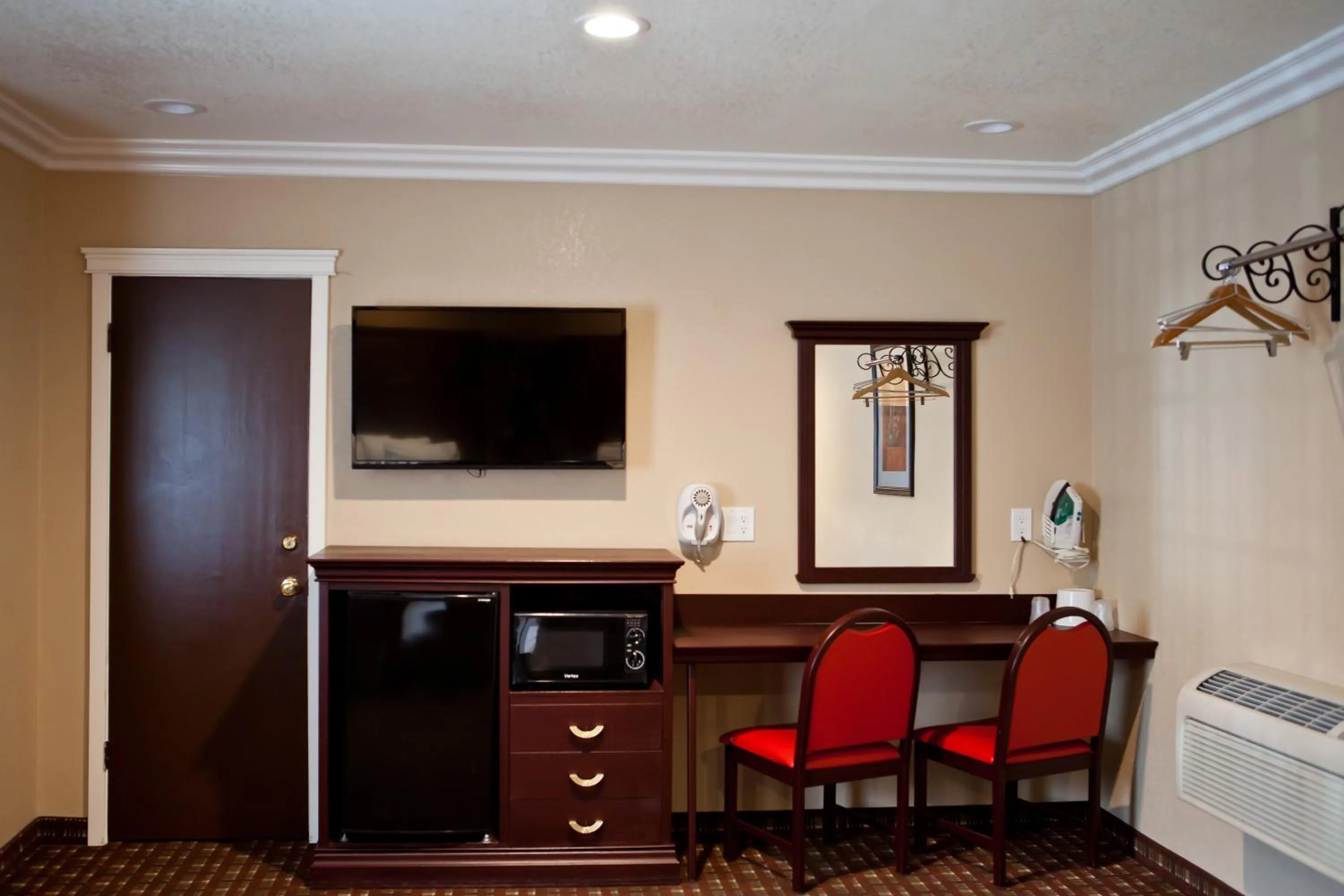 TV and multimedia in Budget Inn Anaheim near Disneyland Drive