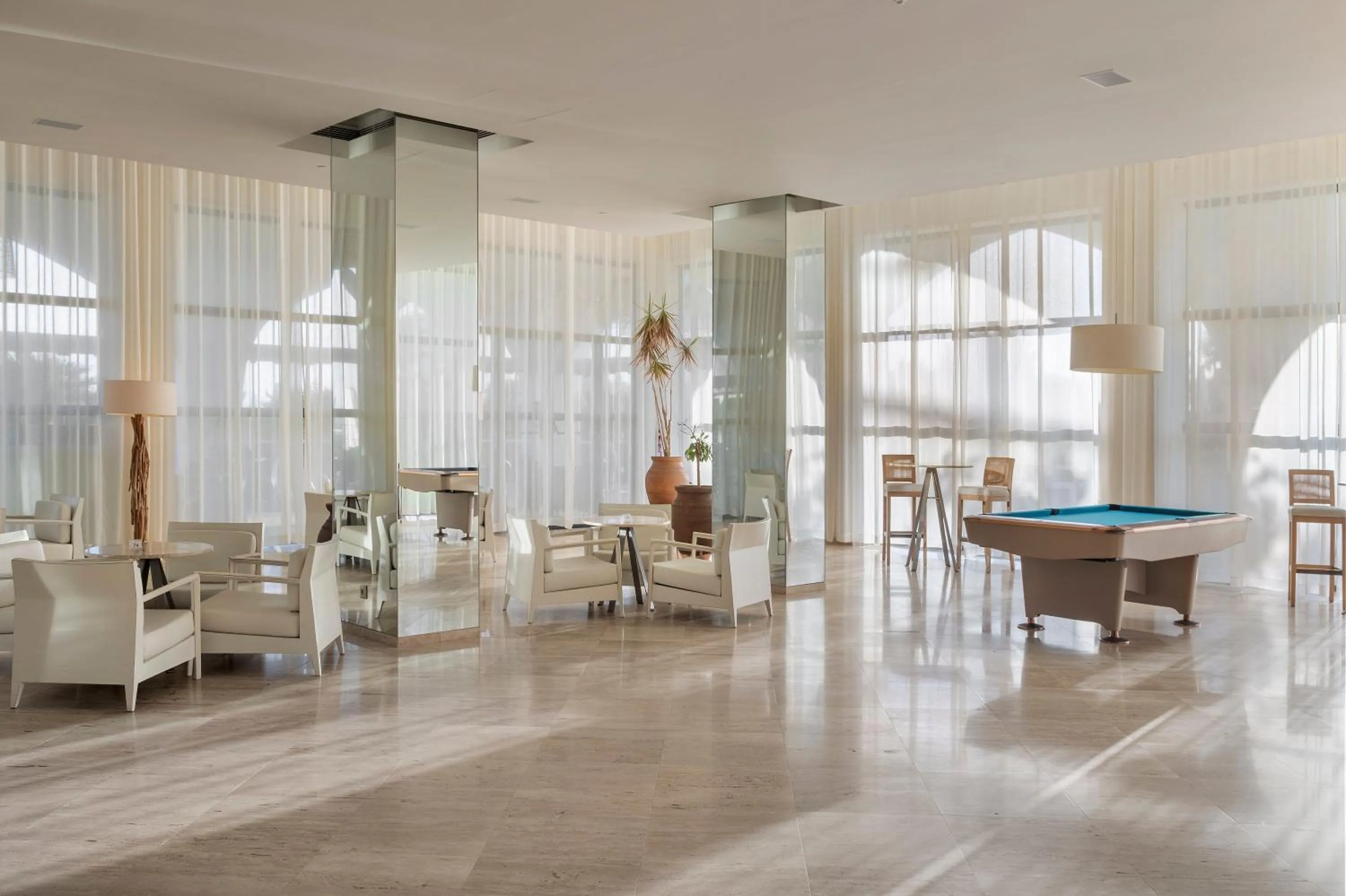 Lounge or bar in Crowne Plaza Vilamoura - Algarve by IHG