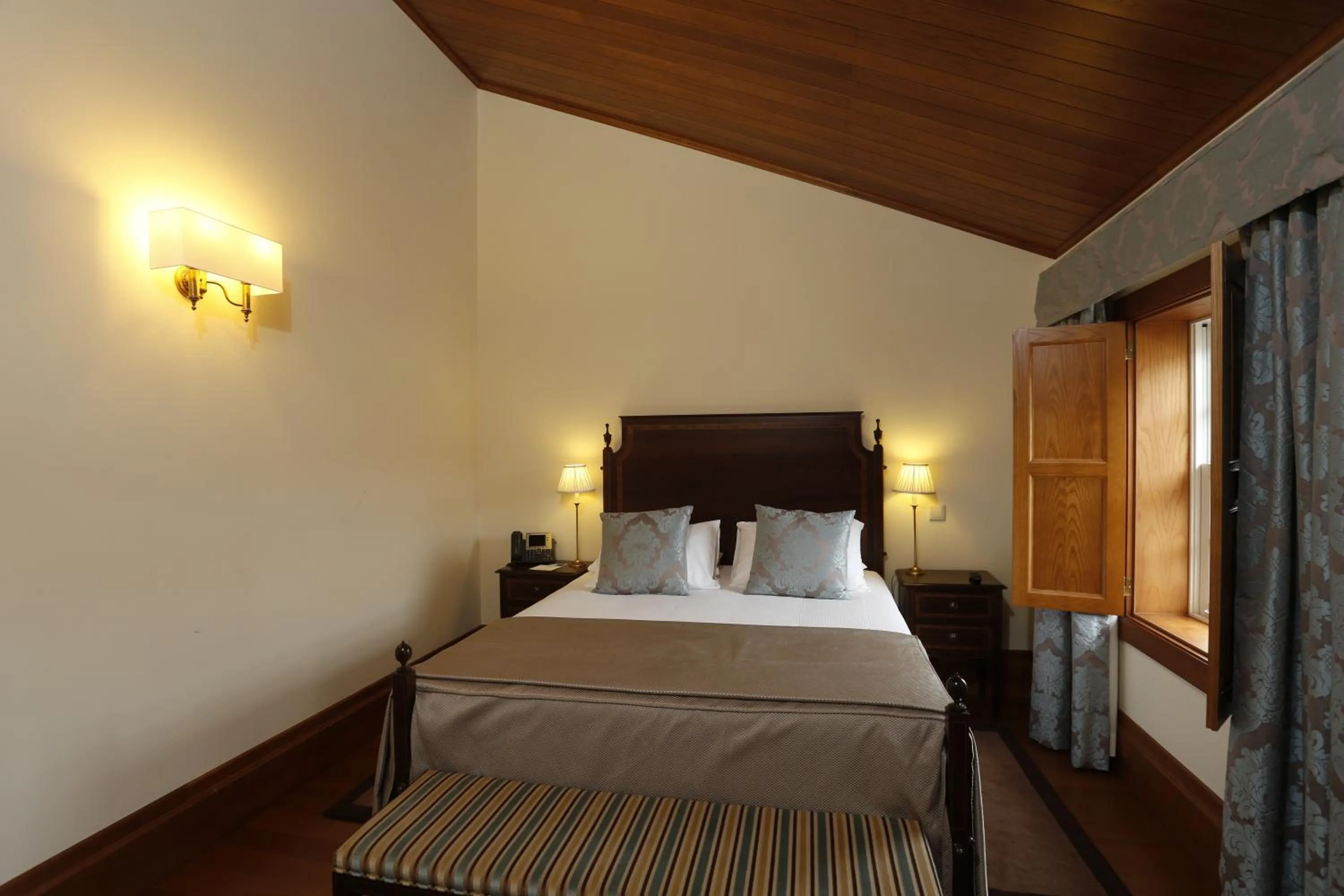 Photo of the whole room, Bed in Parador Casa Da Insua