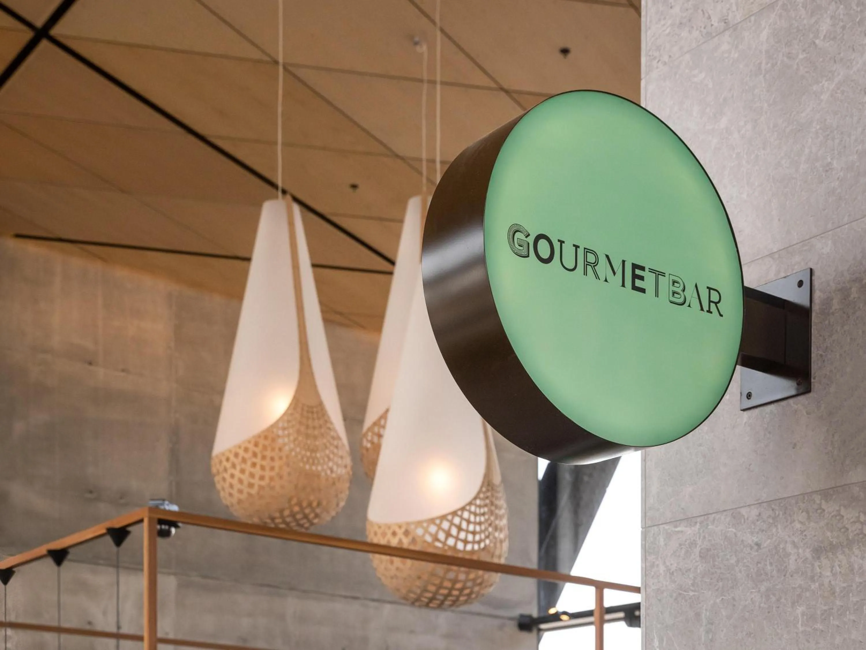 Restaurant/places to eat in Novotel Christchurch Airport