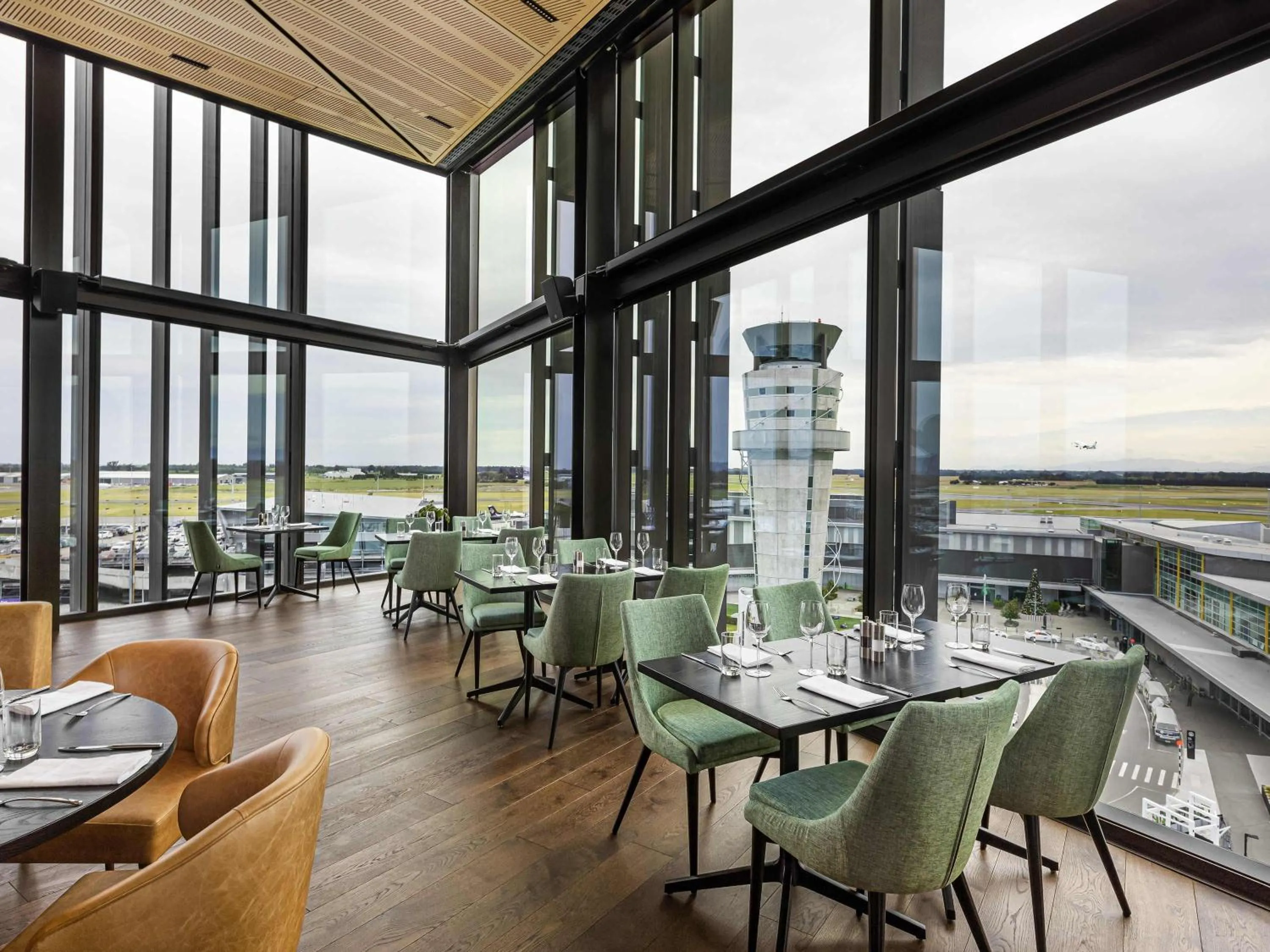 Restaurant/places to eat in Novotel Christchurch Airport