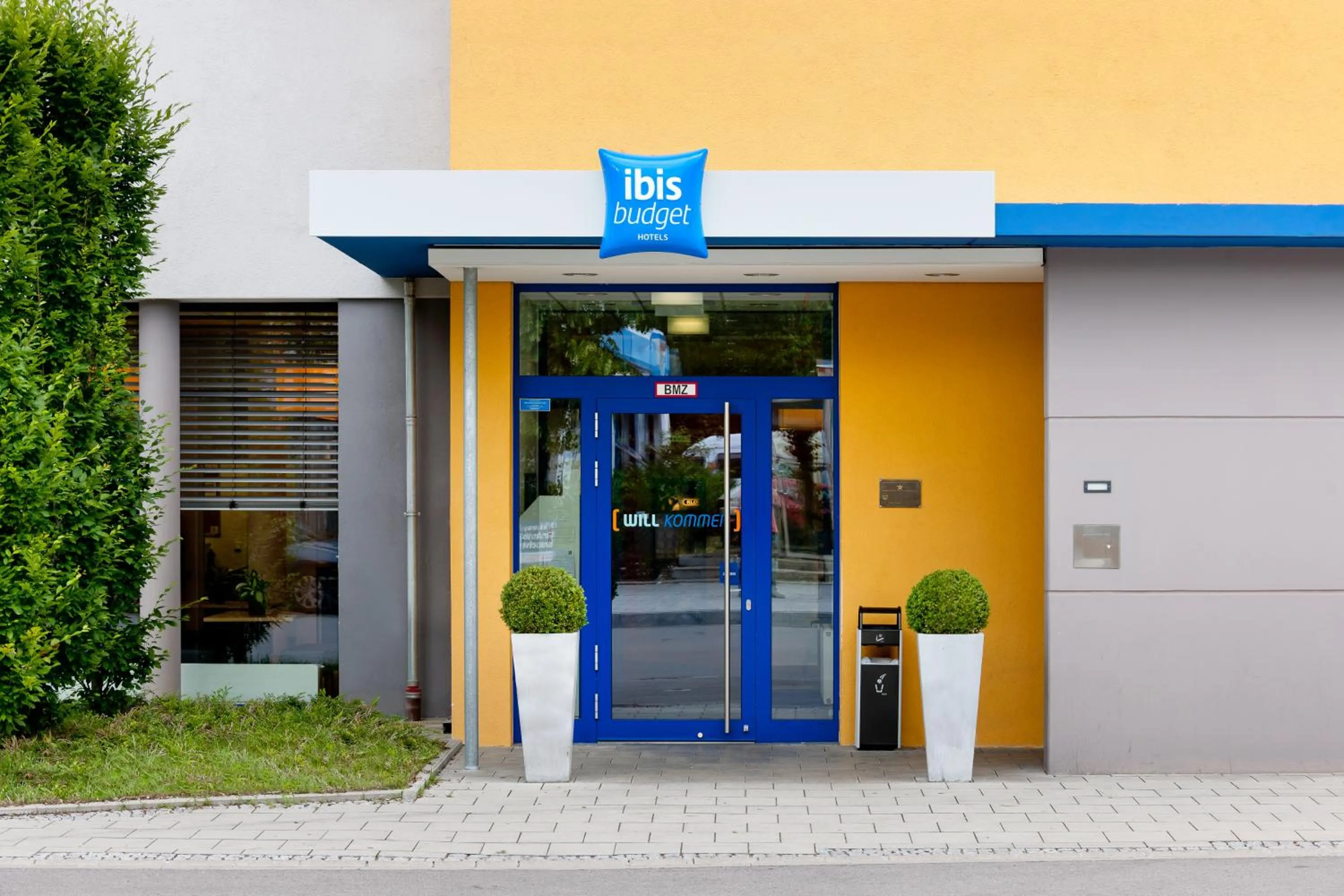 Facade/entrance in ibis budget Muenchen Ost Messe