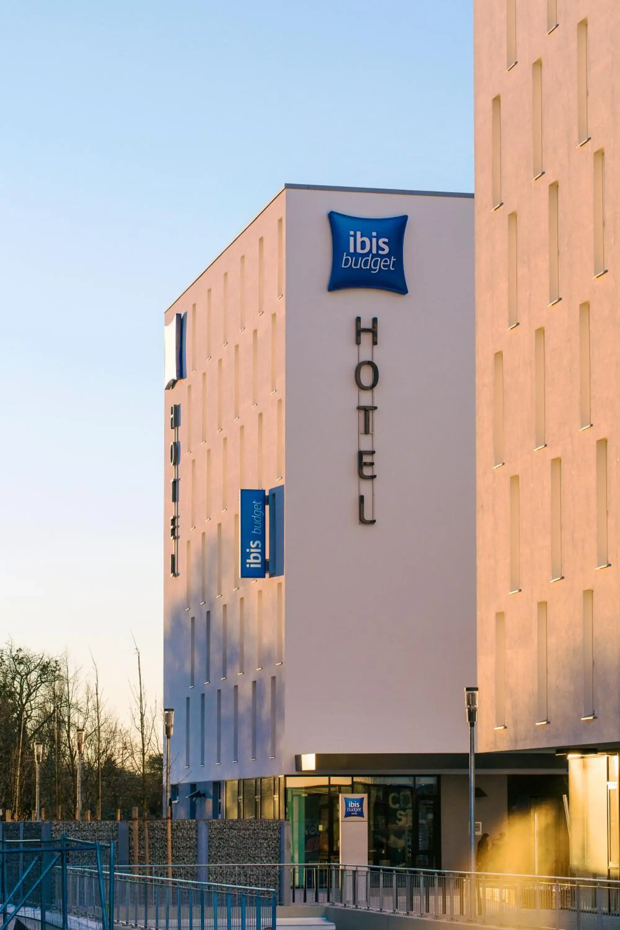 Facade/entrance in ibis budget Muenchen City Olympiapark Facade/entrance in ibis budget Muenchen City Olympiapark