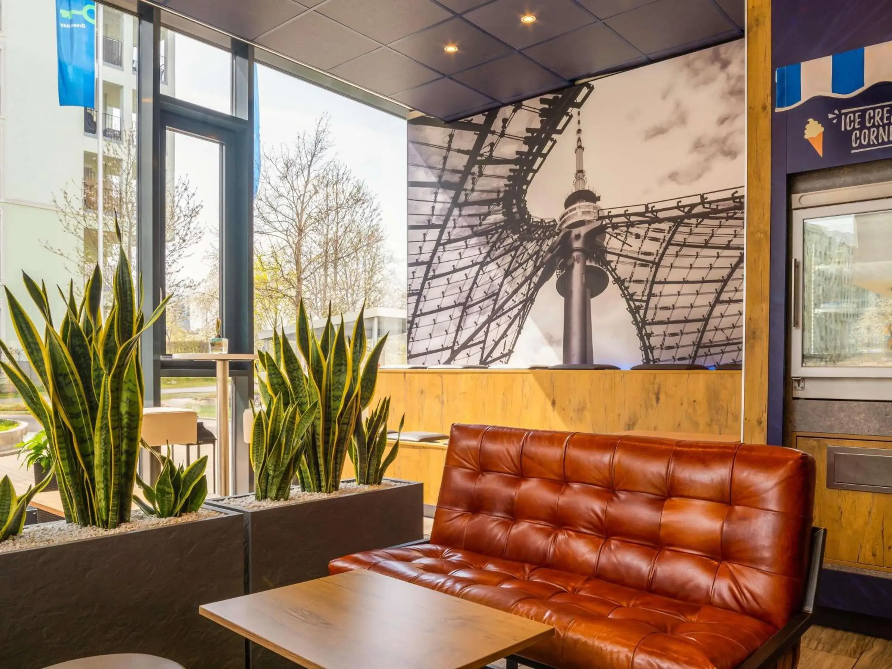 Lounge or bar in ibis budget Muenchen City Olympiapark Lounge or bar in ibis budget Muenchen City Olympiapark