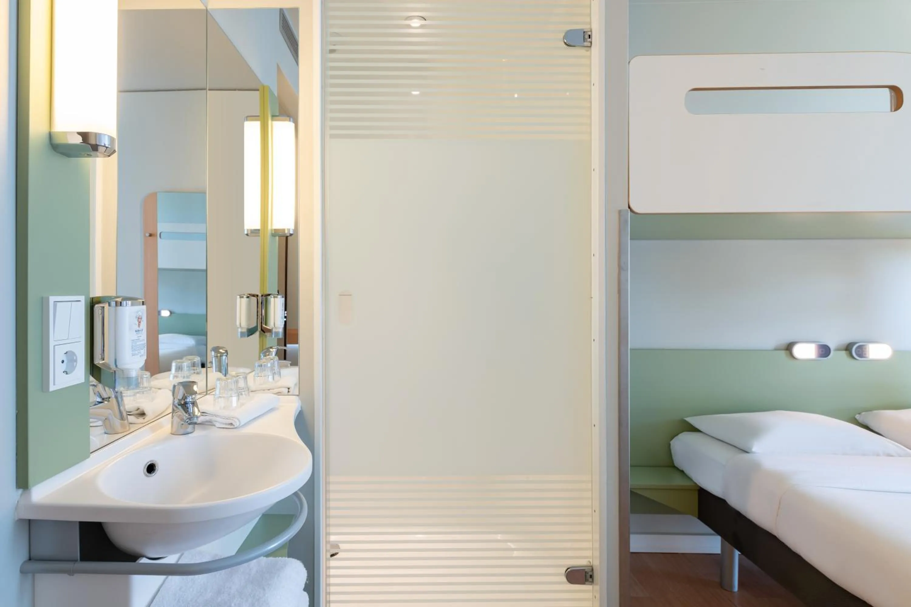 Bathroom, Bed in ibis budget Muenchen City Olympiapark