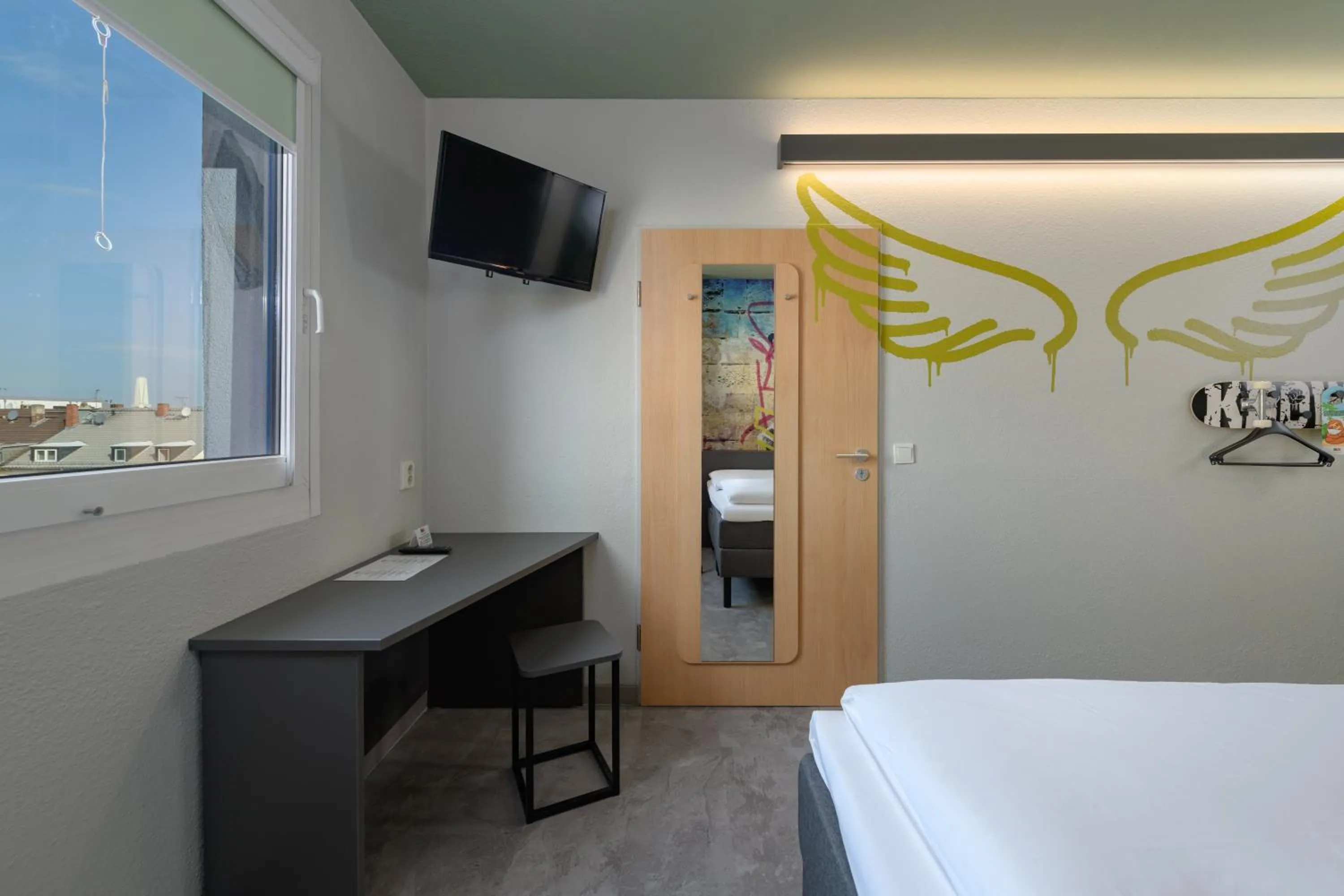 Photo of the whole room, Bed in Felix Hotel Darmstadt