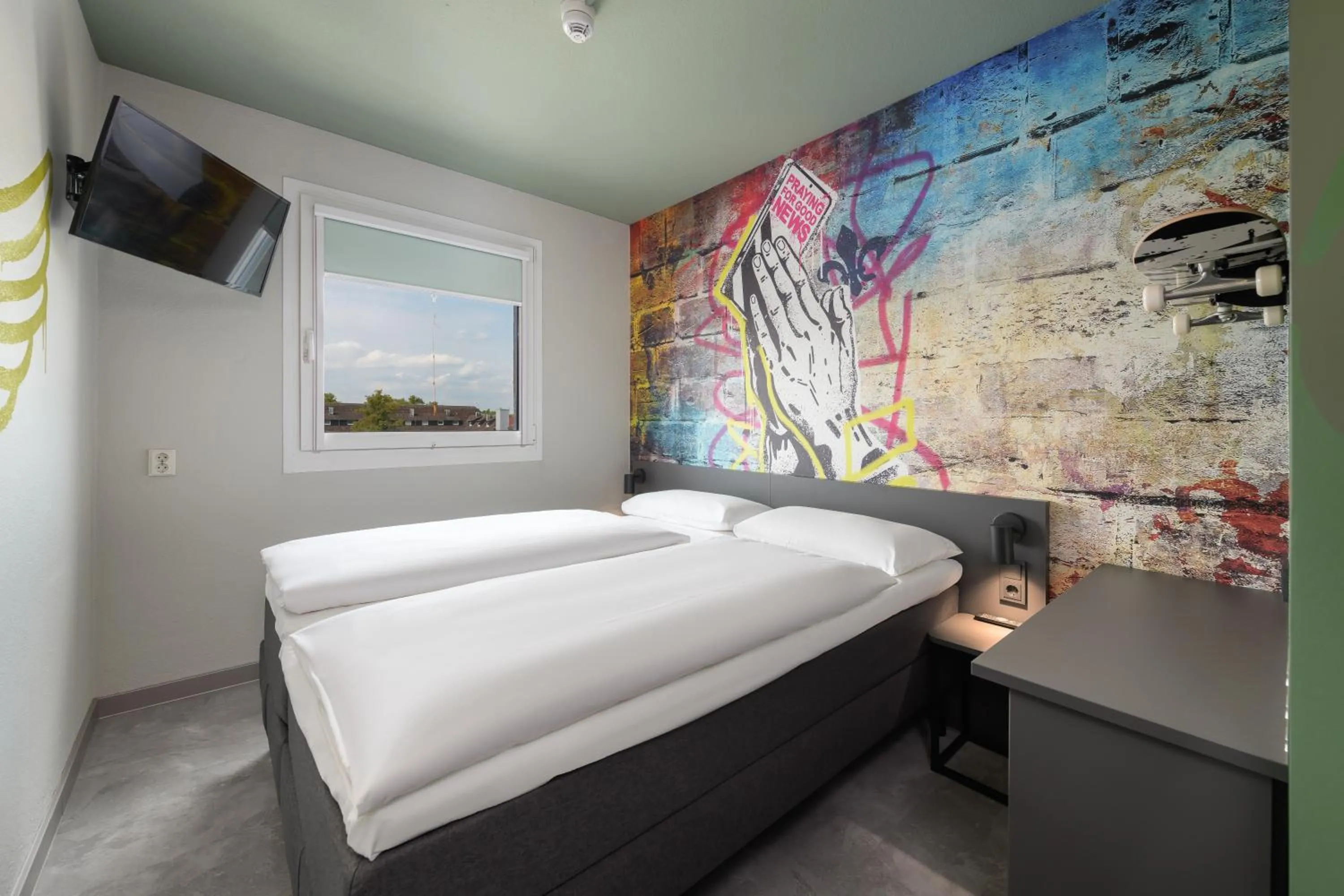 Photo of the whole room, Bed in Felix Hotel Darmstadt