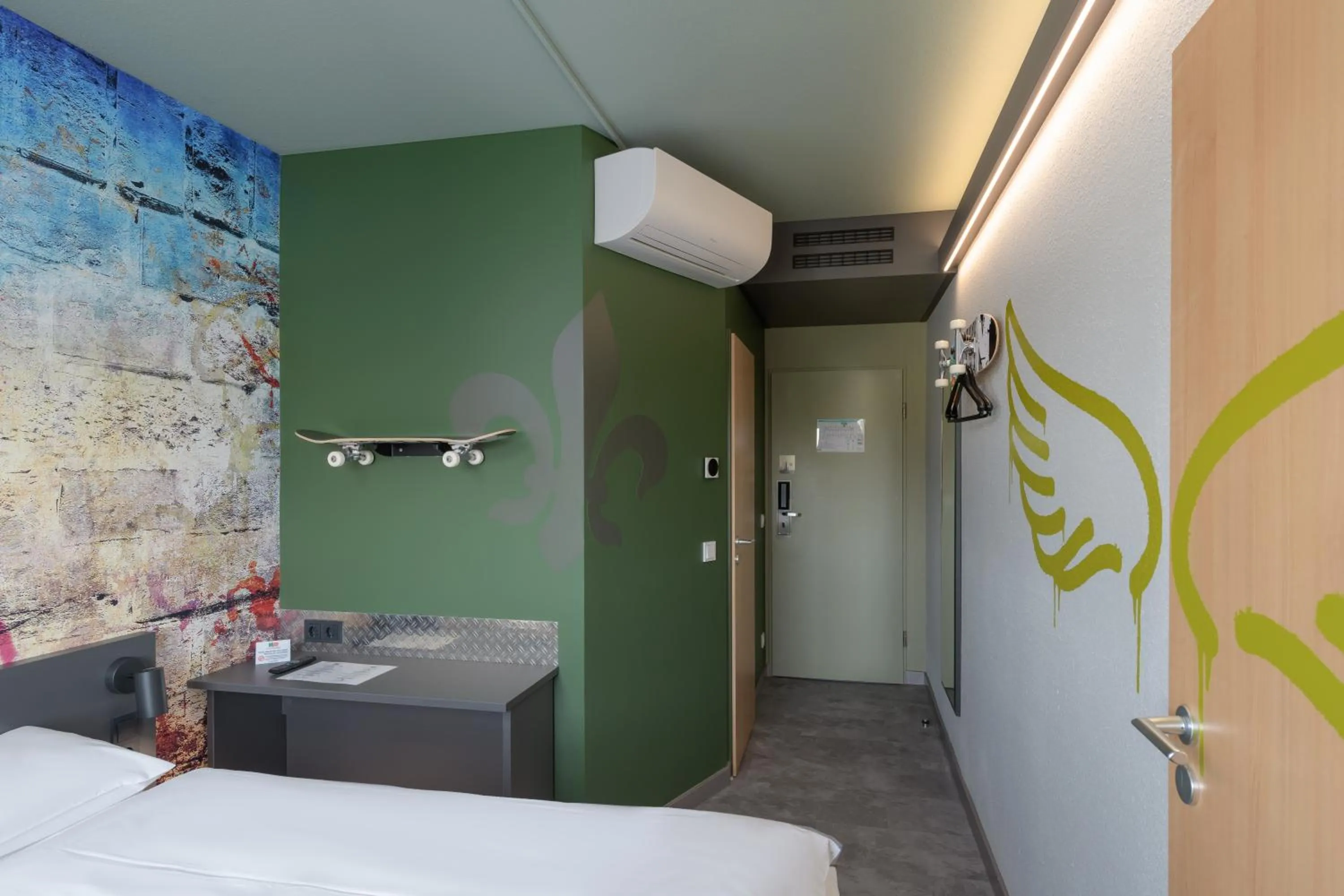 Photo of the whole room, Bed in Felix Hotel Darmstadt