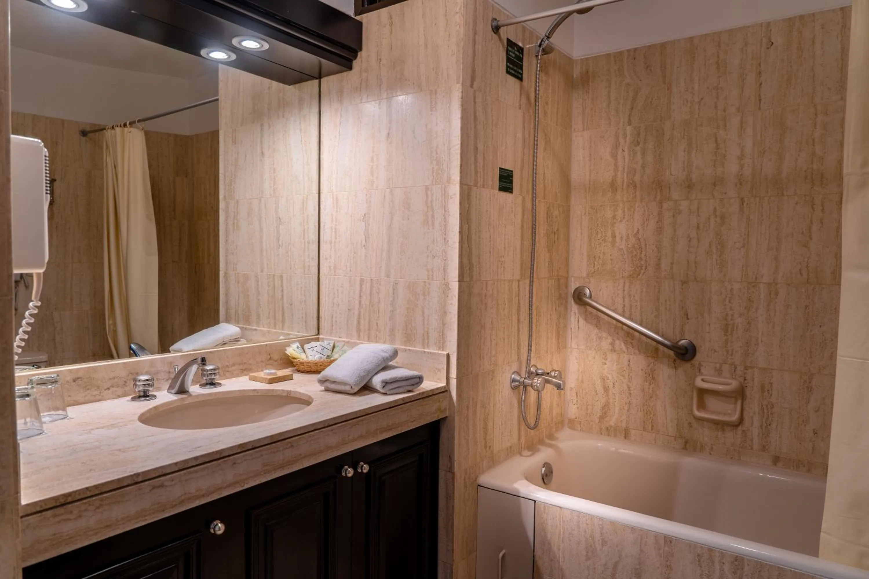 Bathroom in Hotel Jose Antonio Cusco