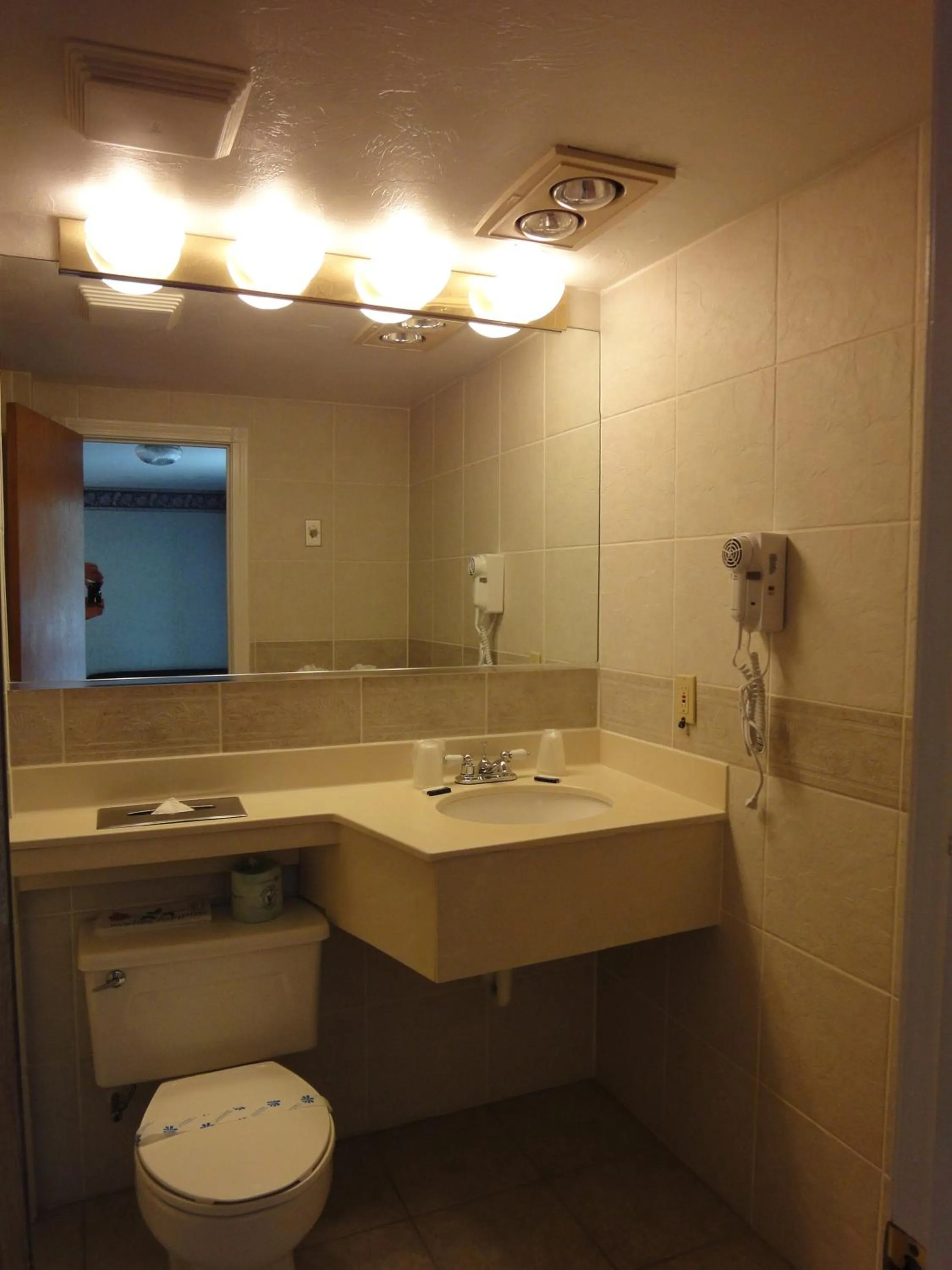 Bathroom in Hyannis Travel Inn