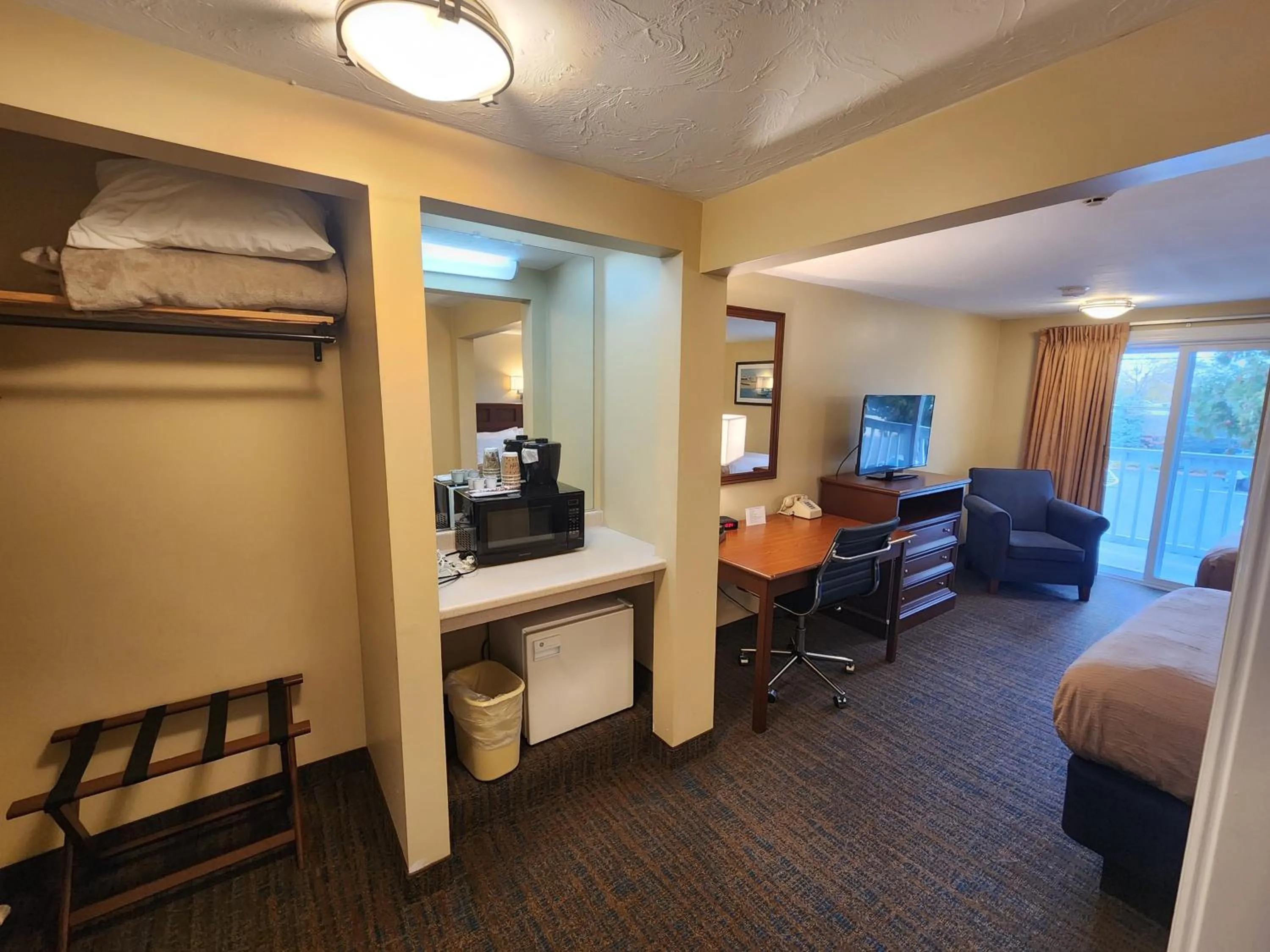 Bedroom, Bed in Hyannis Travel Inn