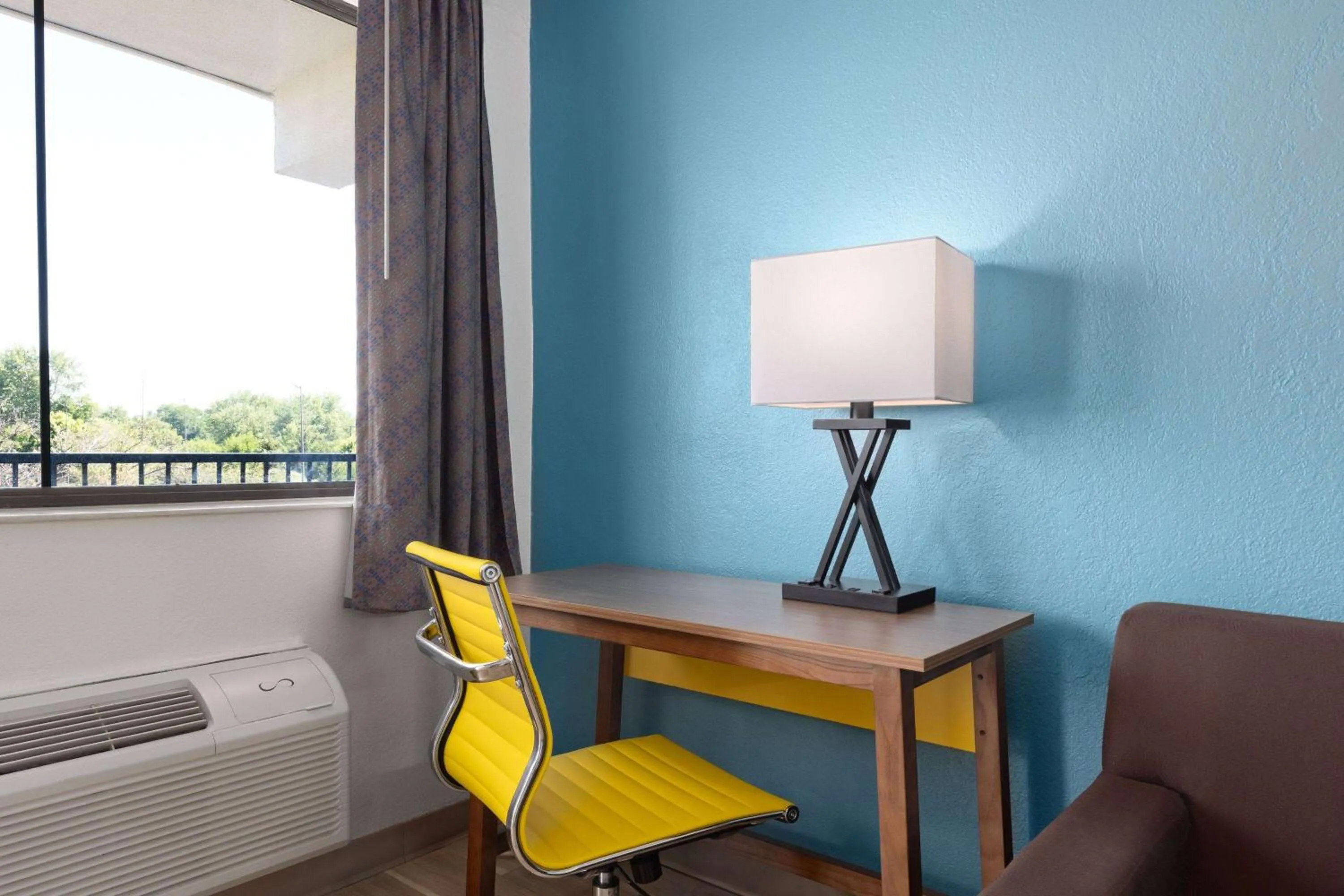 Area and facilities in Day's Inn & Suites by Wyndham Indianapolis Airport East