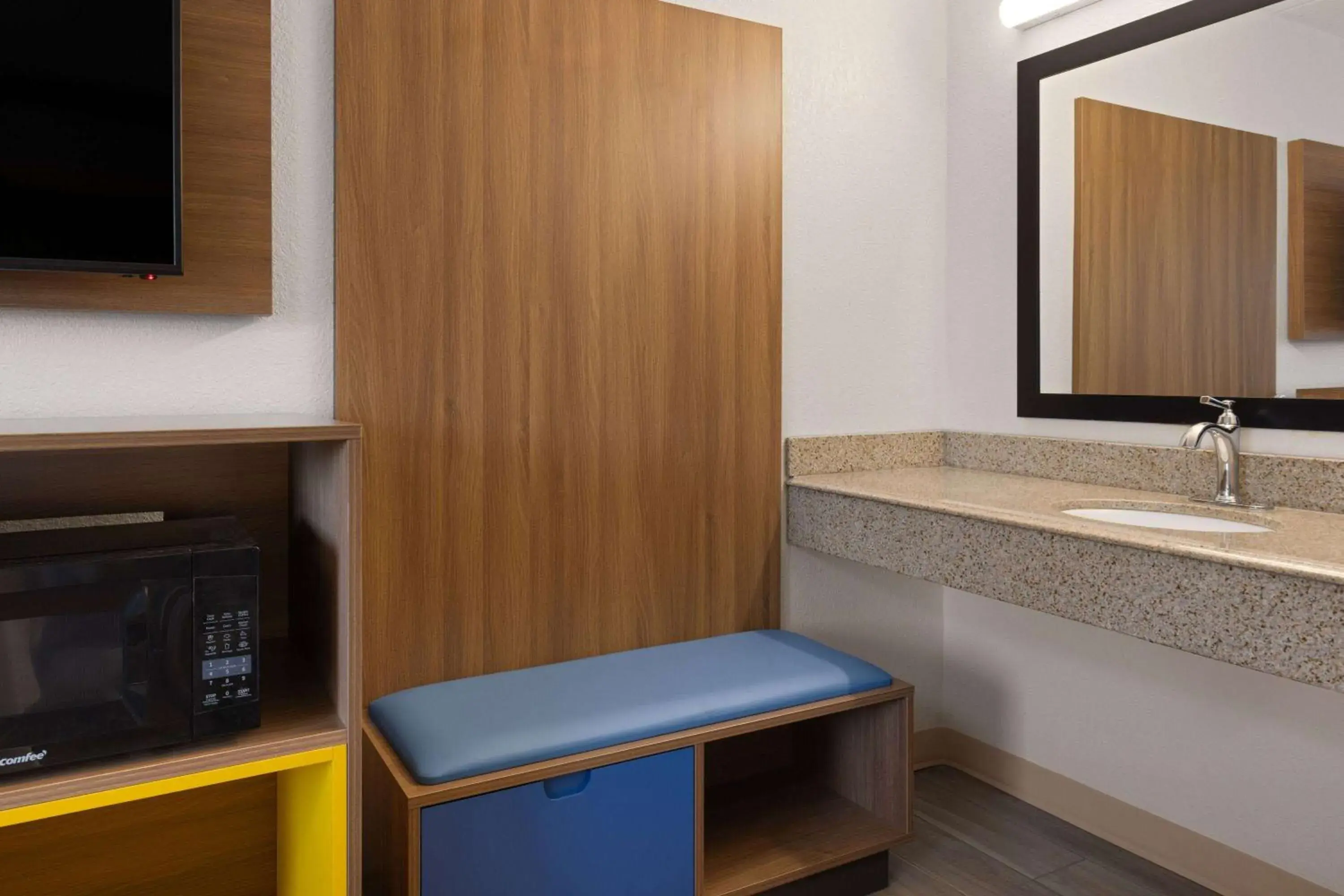 Photo of the whole room in Day's Inn & Suites by Wyndham Indianapolis Airport East Photo of the whole room in Day's Inn & Suites by Wyndham Indianapolis Airport East