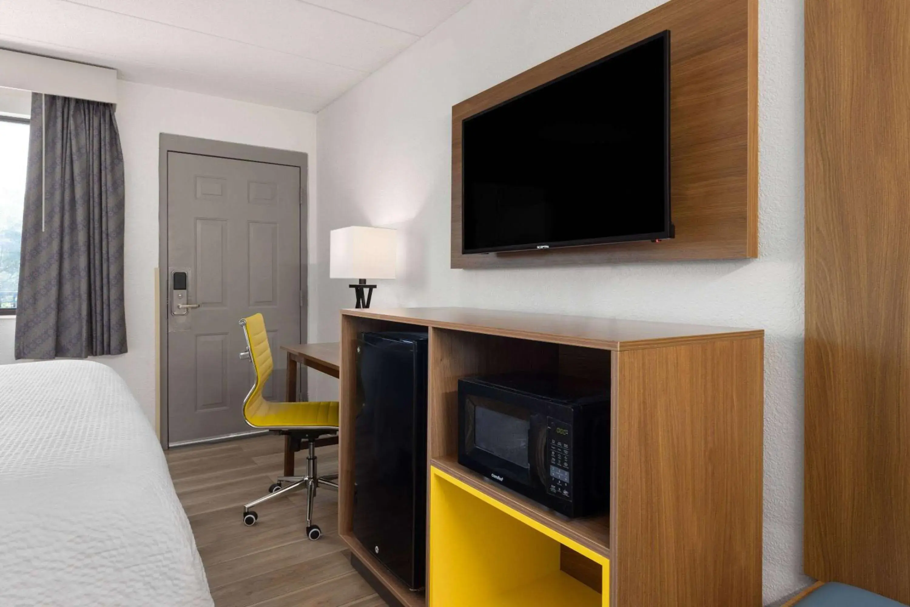 Photo of the whole room in Day's Inn & Suites by Wyndham Indianapolis Airport East Photo of the whole room in Day's Inn & Suites by Wyndham Indianapolis Airport East