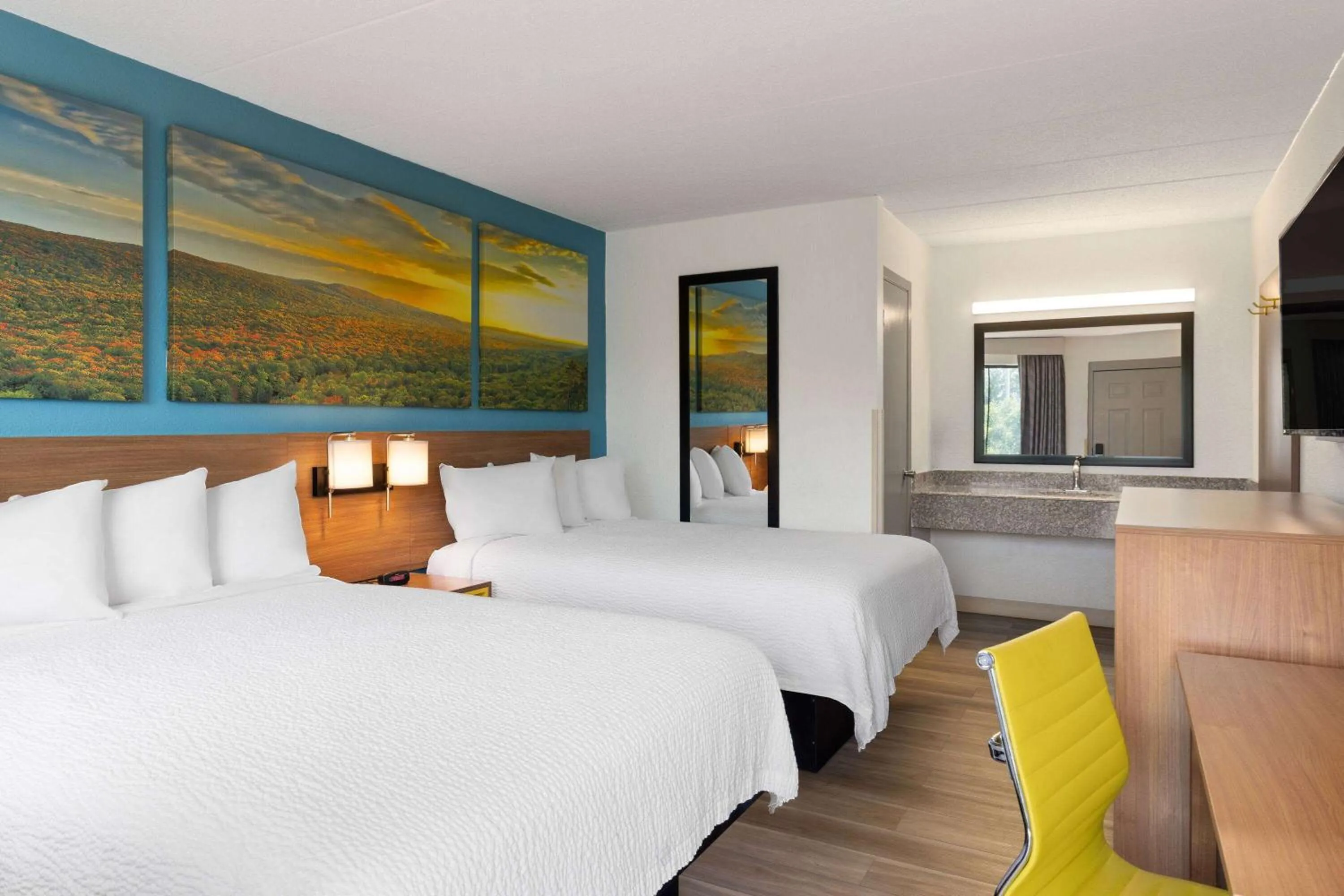 Bedroom in Day's Inn & Suites by Wyndham Indianapolis Airport East