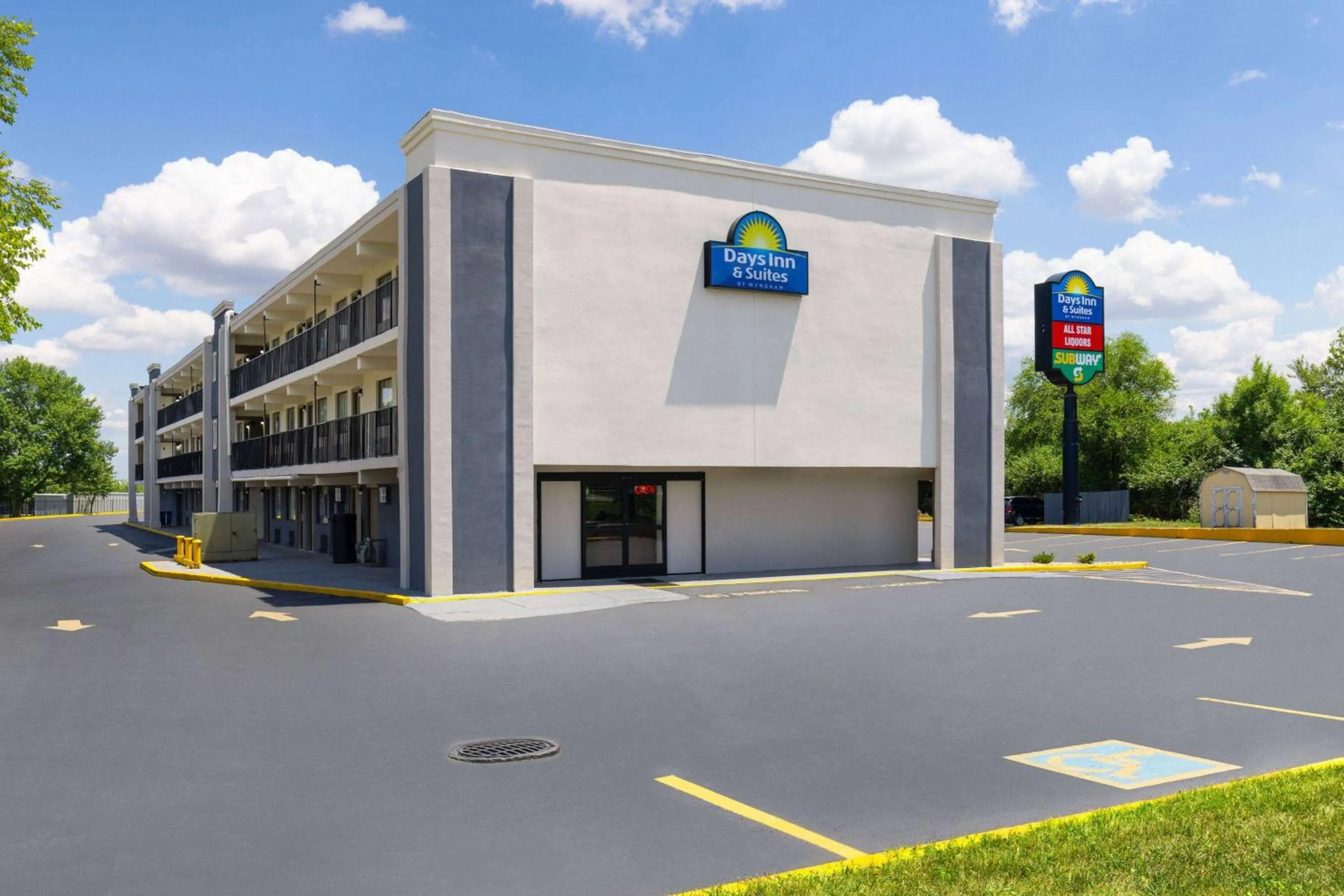 Property building in Day's Inn & Suites by Wyndham Indianapolis Airport East