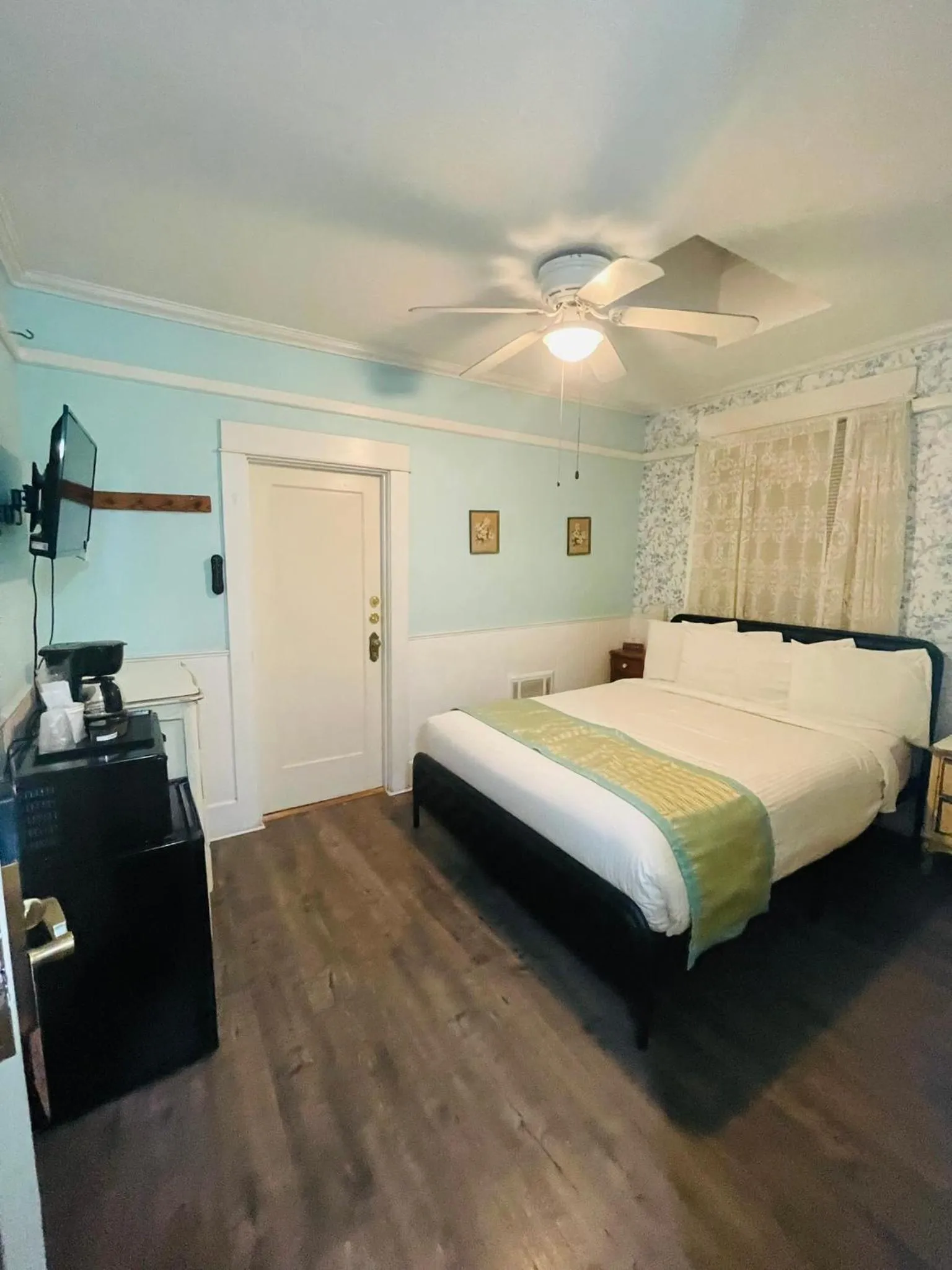 Photo of the whole room, Bed in Americas Best Value Inn Royal Carriage